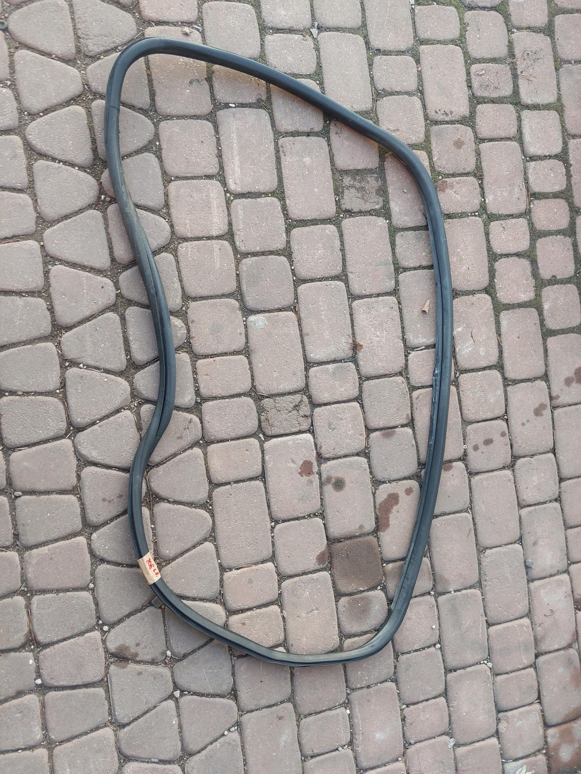 Уплотнитель двери левый передний Peugeot 208