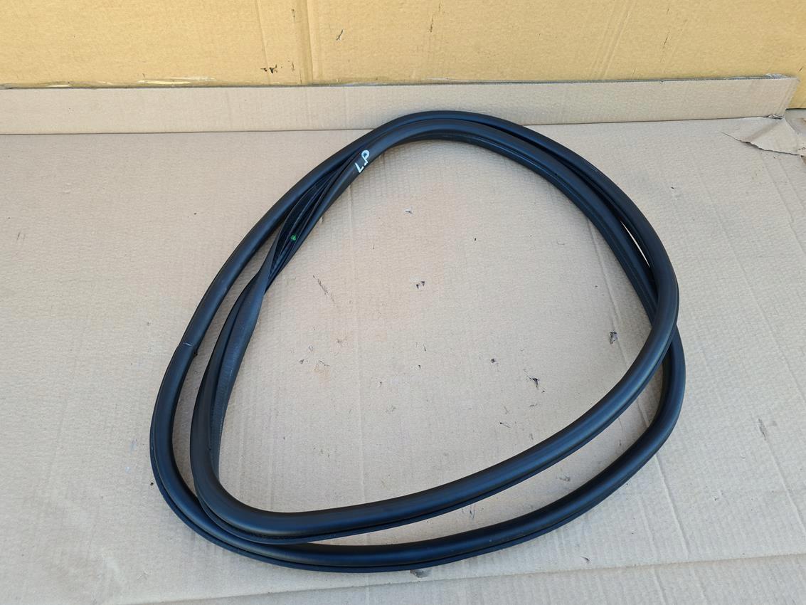 Ущільнювач дверей лівий передній Peugeot 307 1.4 EGED