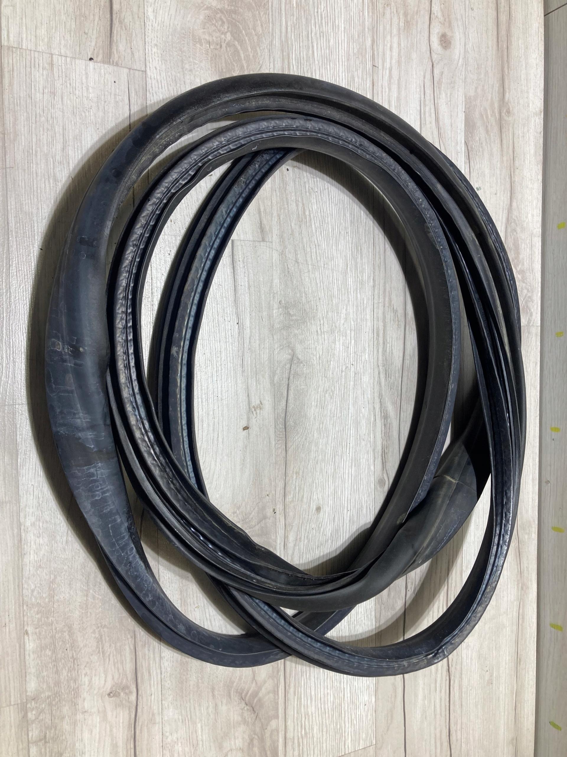 6790 - Ущільнювач дверей лівий передній Renault Clio V 19r.