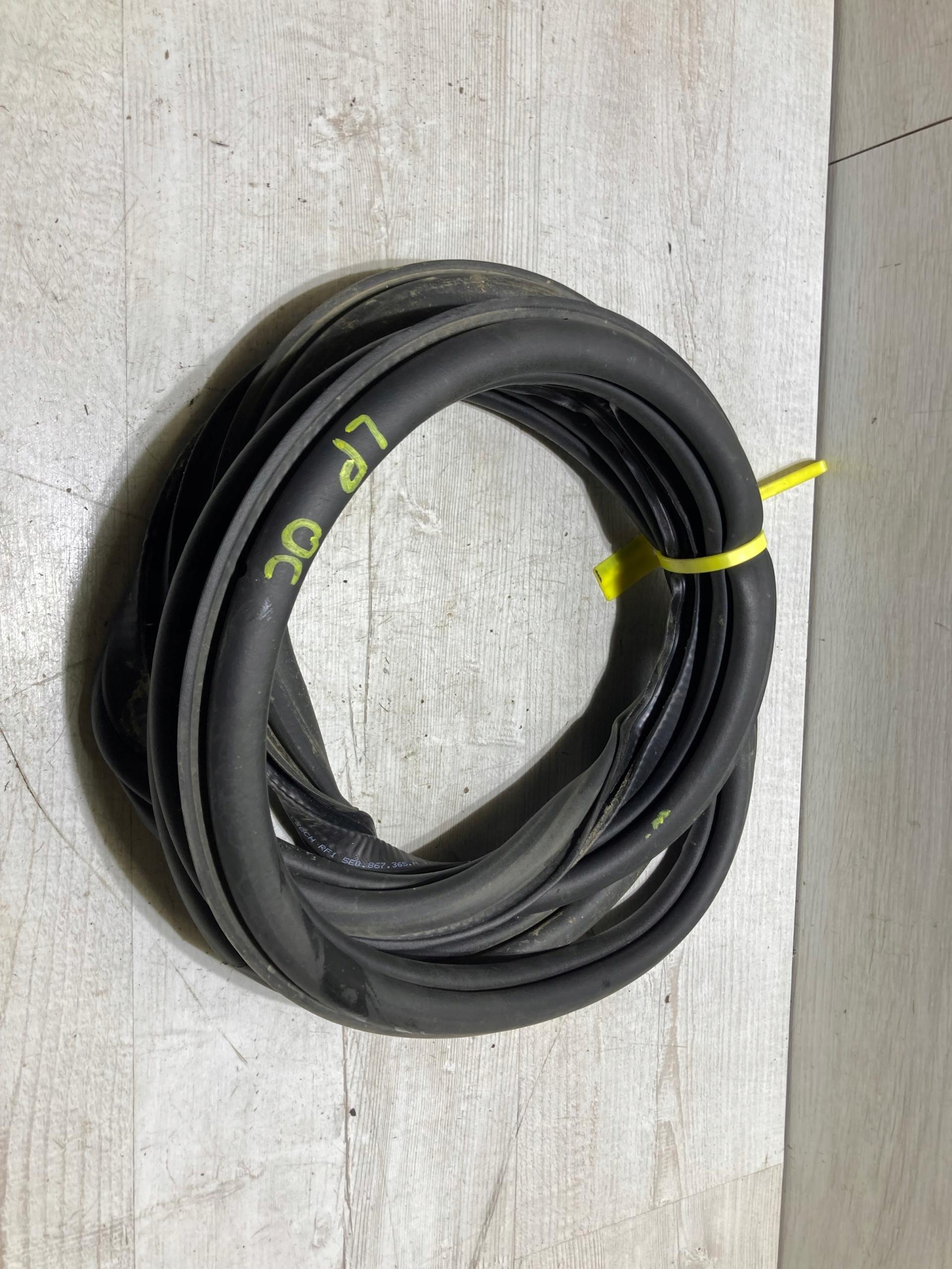 5e0867366h - Ущільнювач дверей лівий передній Skoda Octavia III 19R