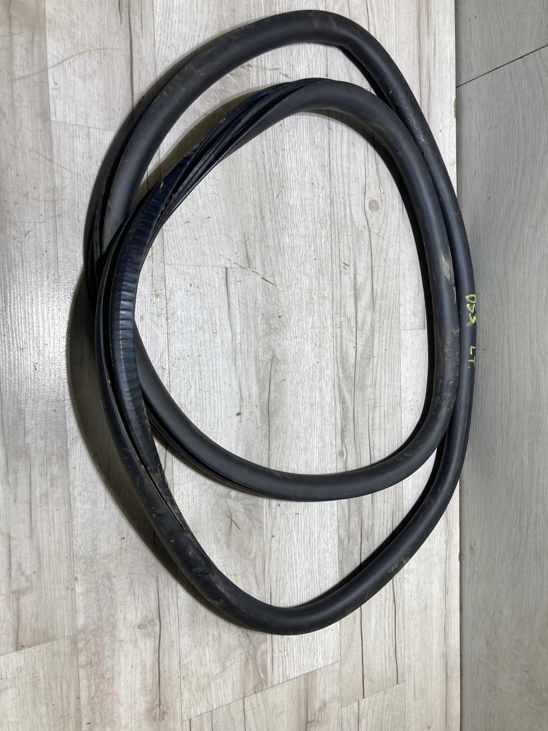 98245 - Ущільнювач двері лівий ти Citroen DS3 Crossback 20R.