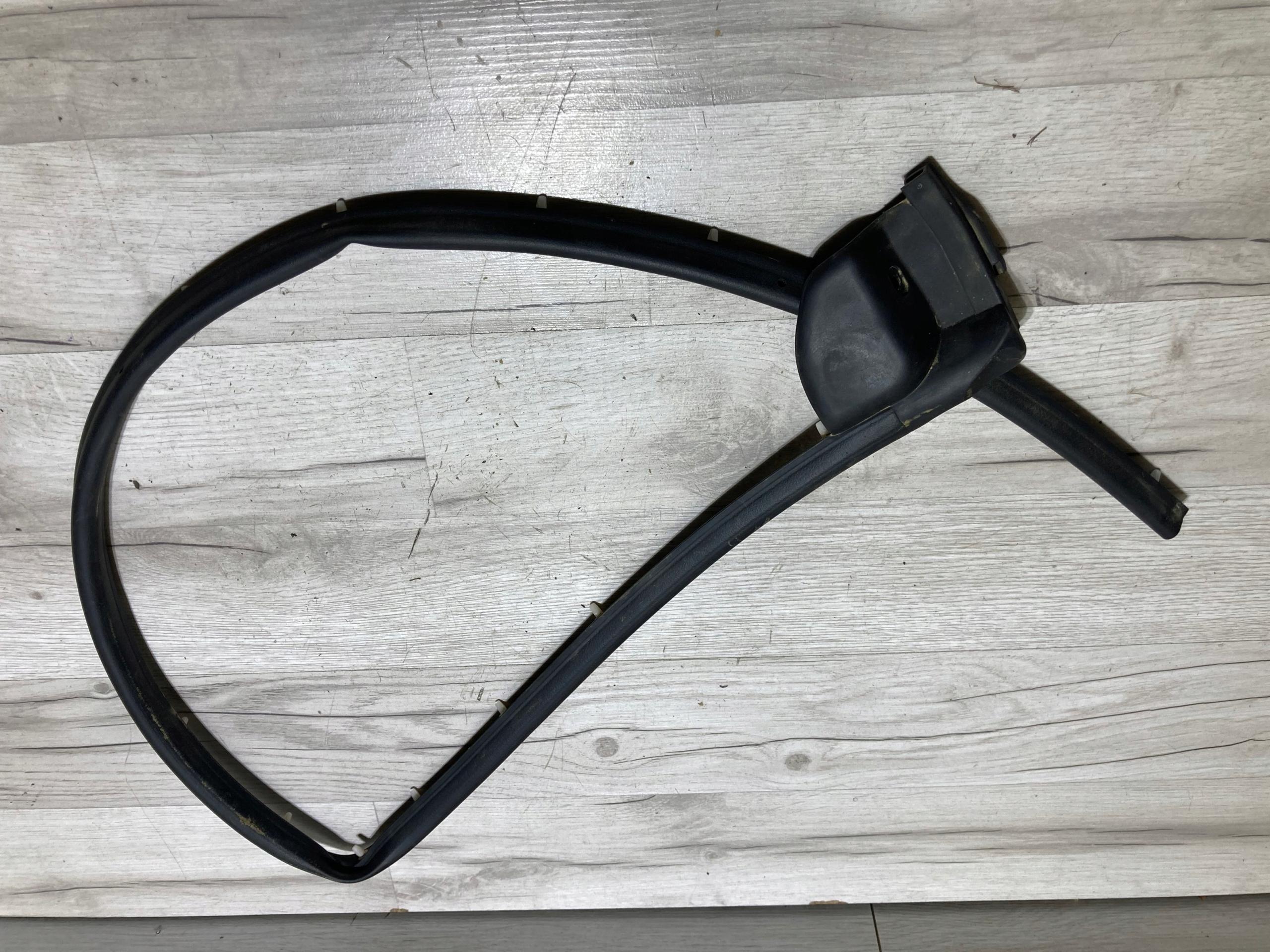 9820836080 - Ущільнювач двері лівий ти Citroen DS3 Crossback 20R.