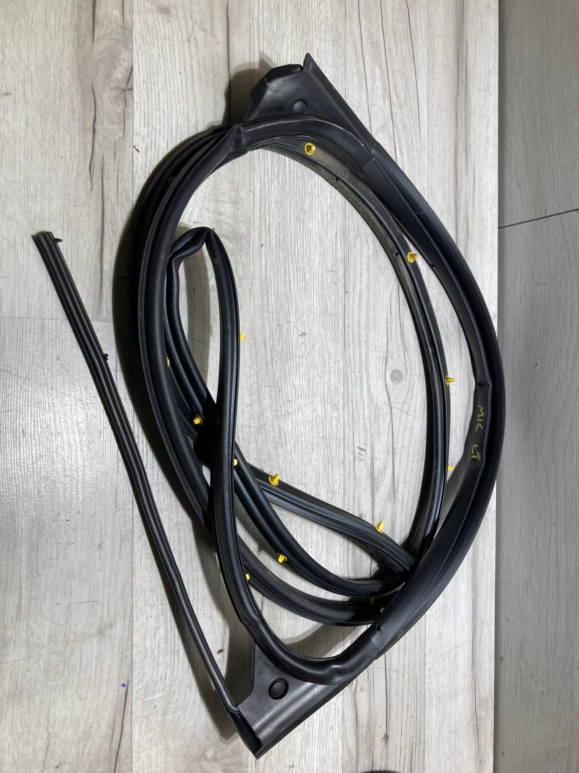 82831-5FA0A - Ущільнювач дверей лівий задній 8283 Nissan Micra K14 18R