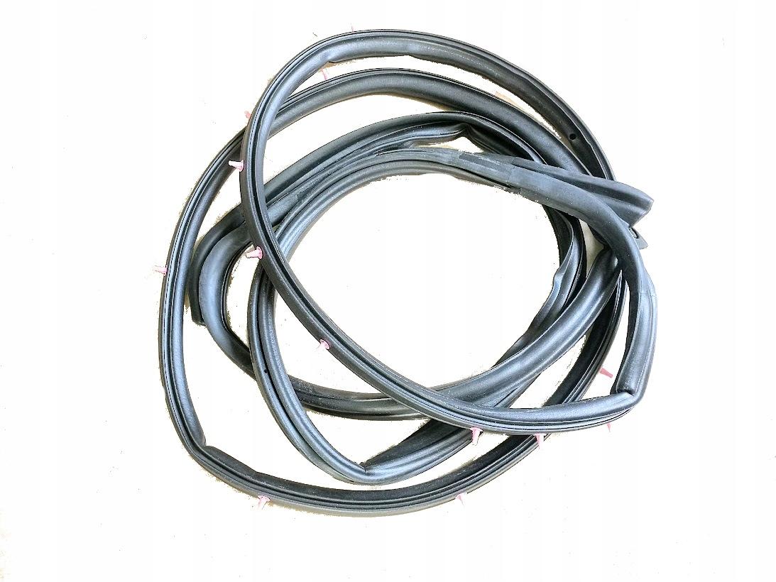 Уплотнение левой двери Suzuki Jimny 84651-81A00