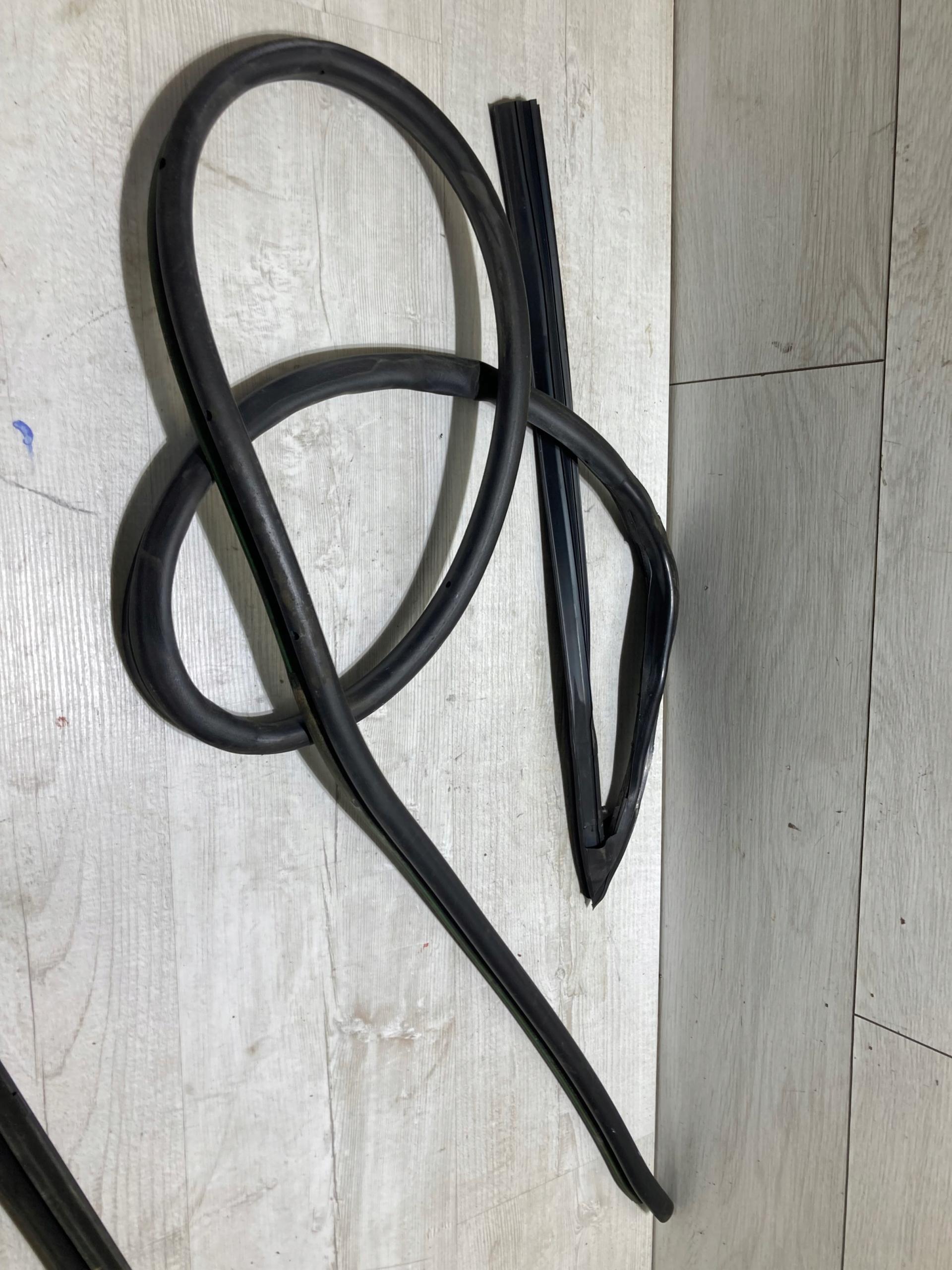 Ущільнювач правої двері 15842r Mercedes W208 CLK