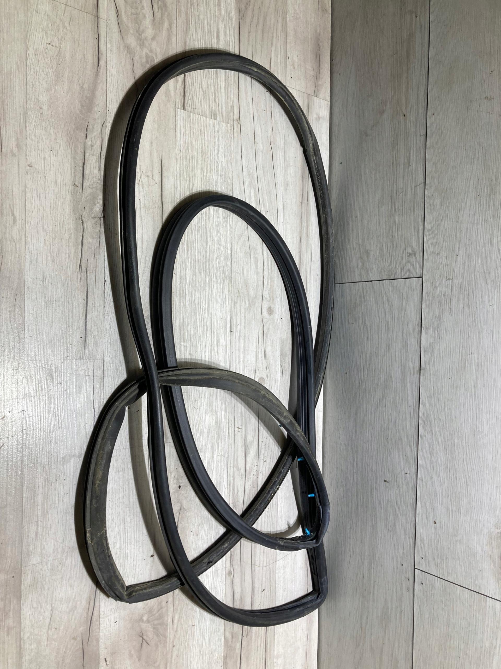 7400b4472 - Ущільнювач правої двері 3D Mitsubishi Pajero IV 07R