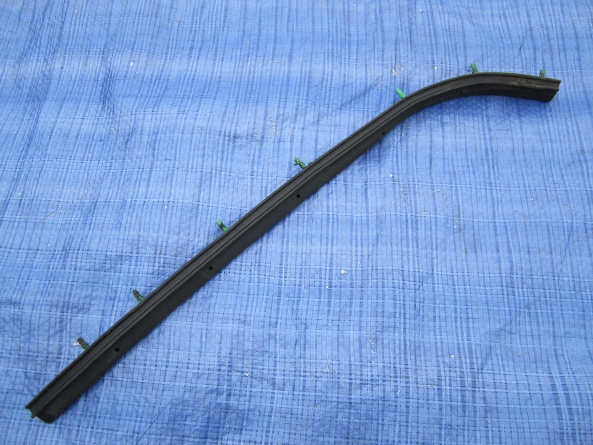 Ущільнювач правої двері Chevrolet Corvette C6