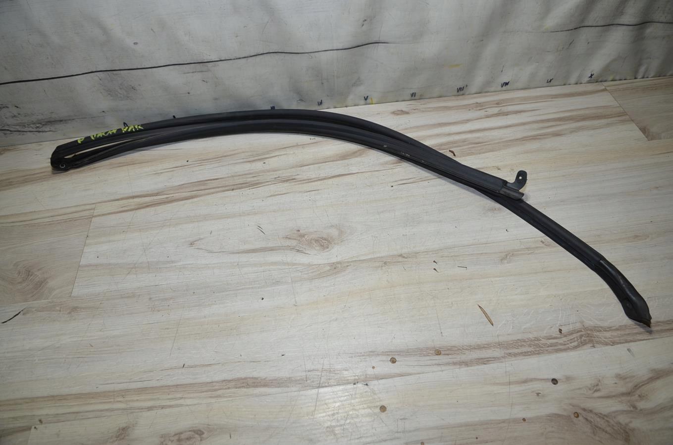 9407-0000 - Ущільнювач дверей праве кріплення Partner IV Rifter 19r