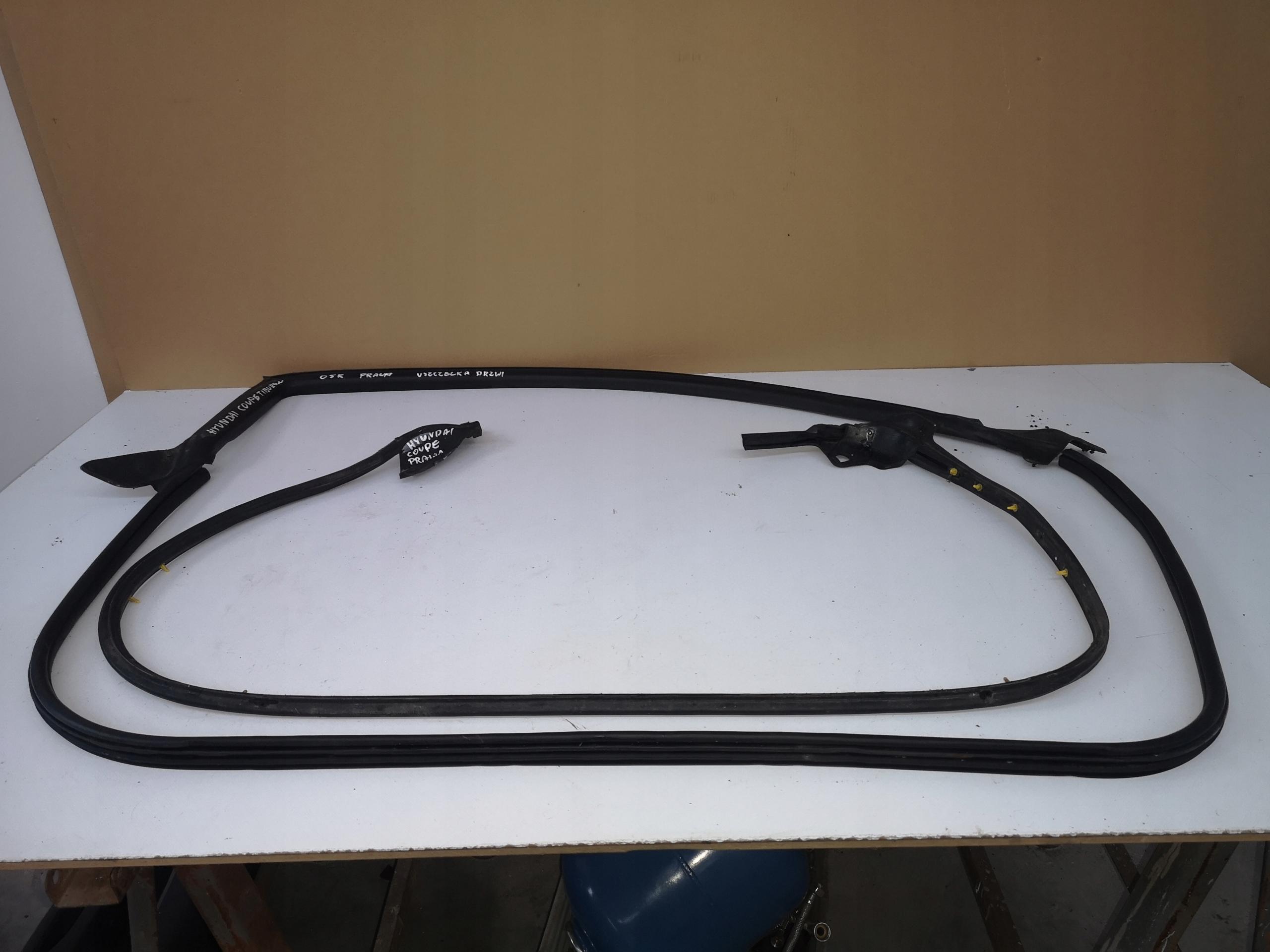 Уплотнитель правой двери Hyundai Coupe Tiburon 05R EU