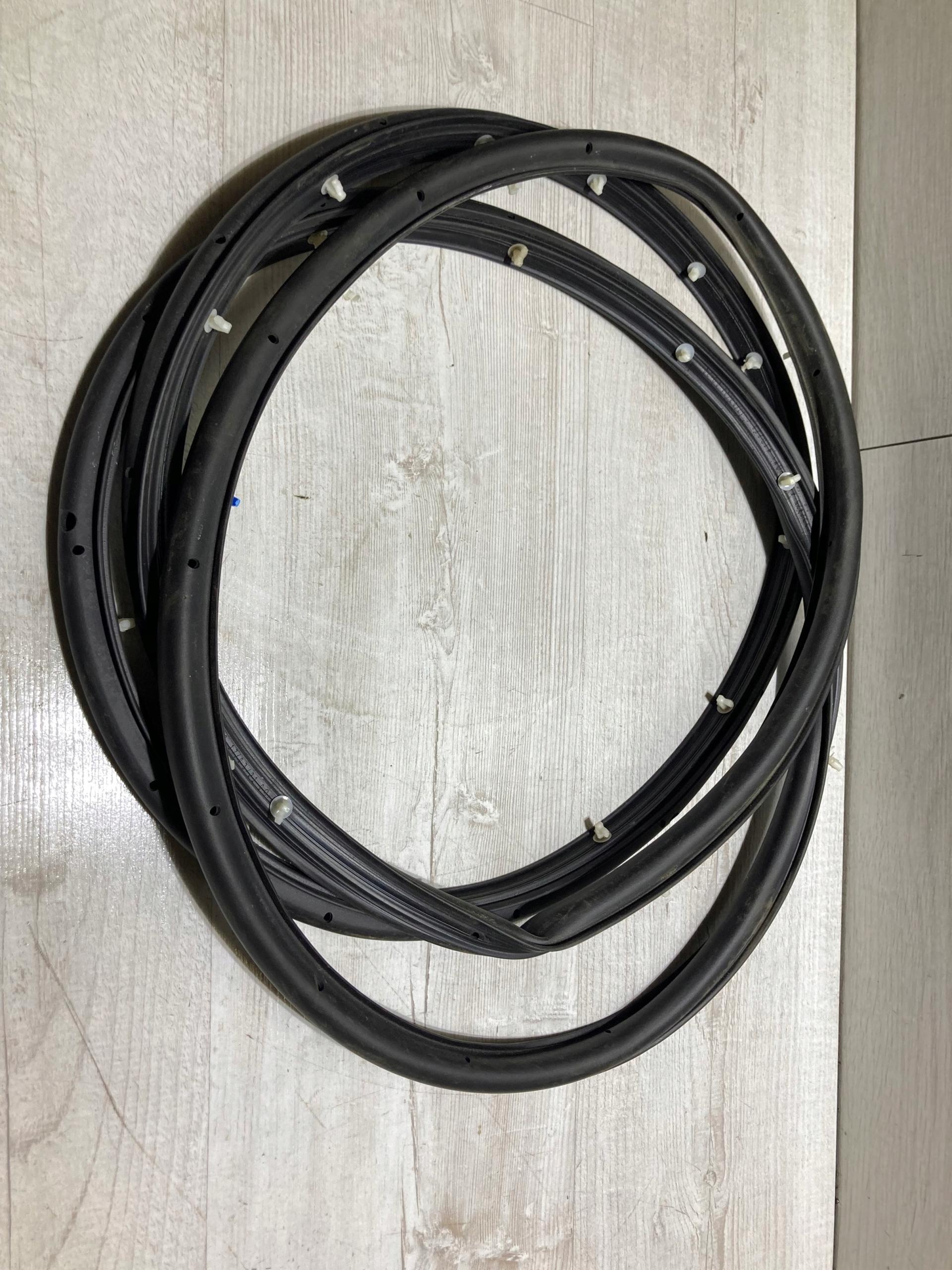 Lj6b-s295324 - Ущільнювач передньої правої двері Ford Kuga mk3 21R.