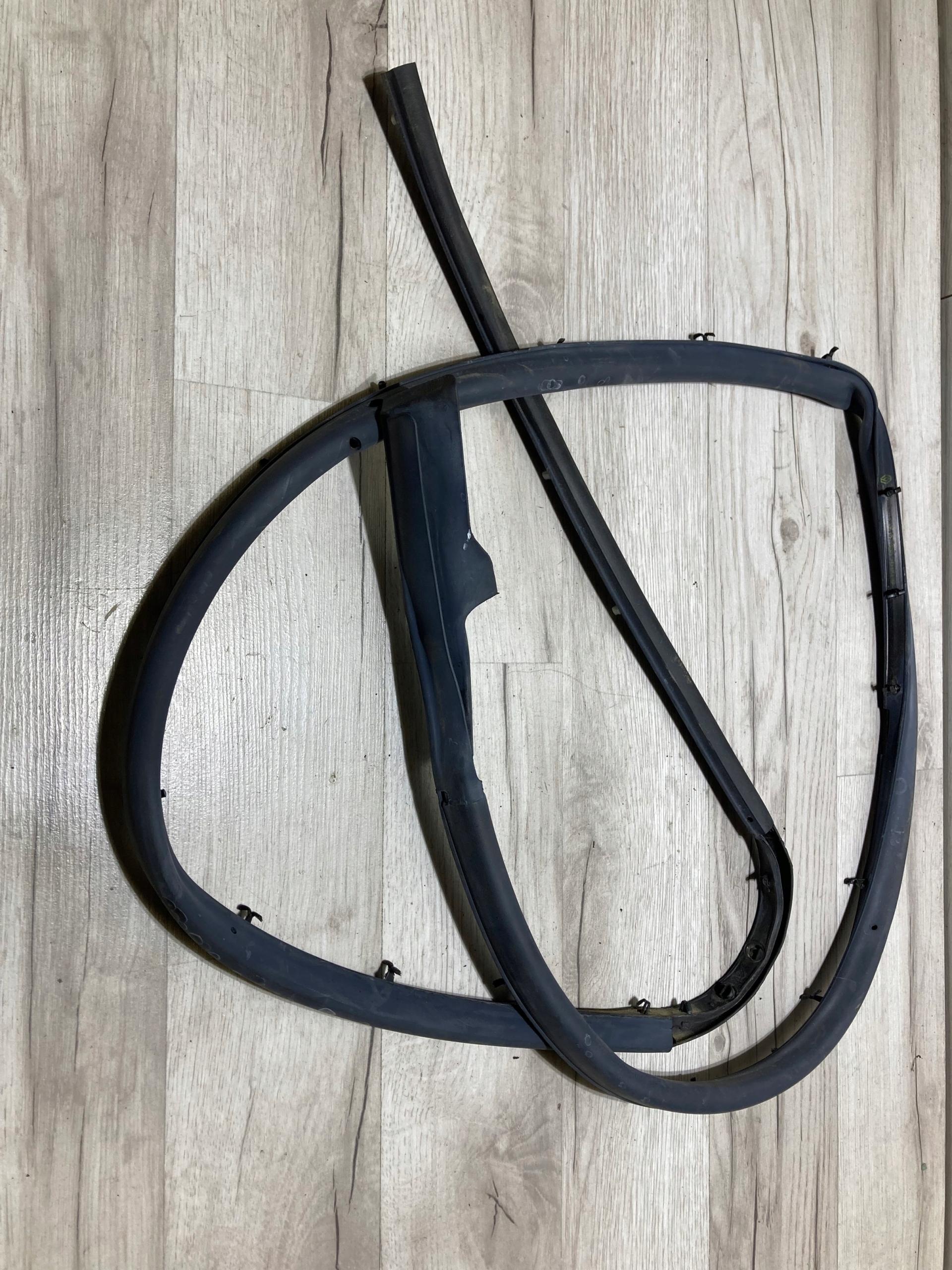 808309844 - Ущільнювач двері правий передній Renault Clio V 19r.