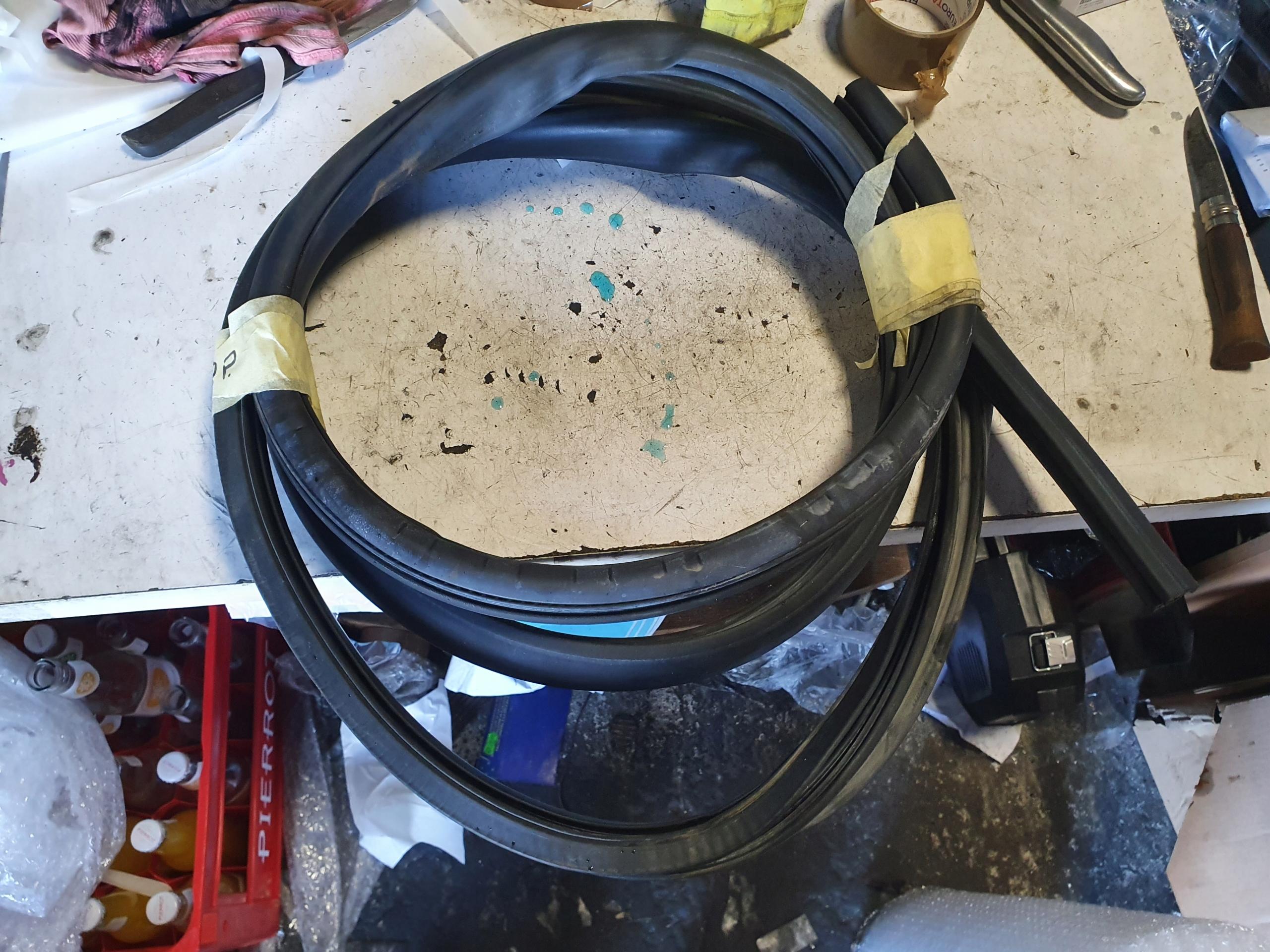 Ущільнення двері правий передній VW T5