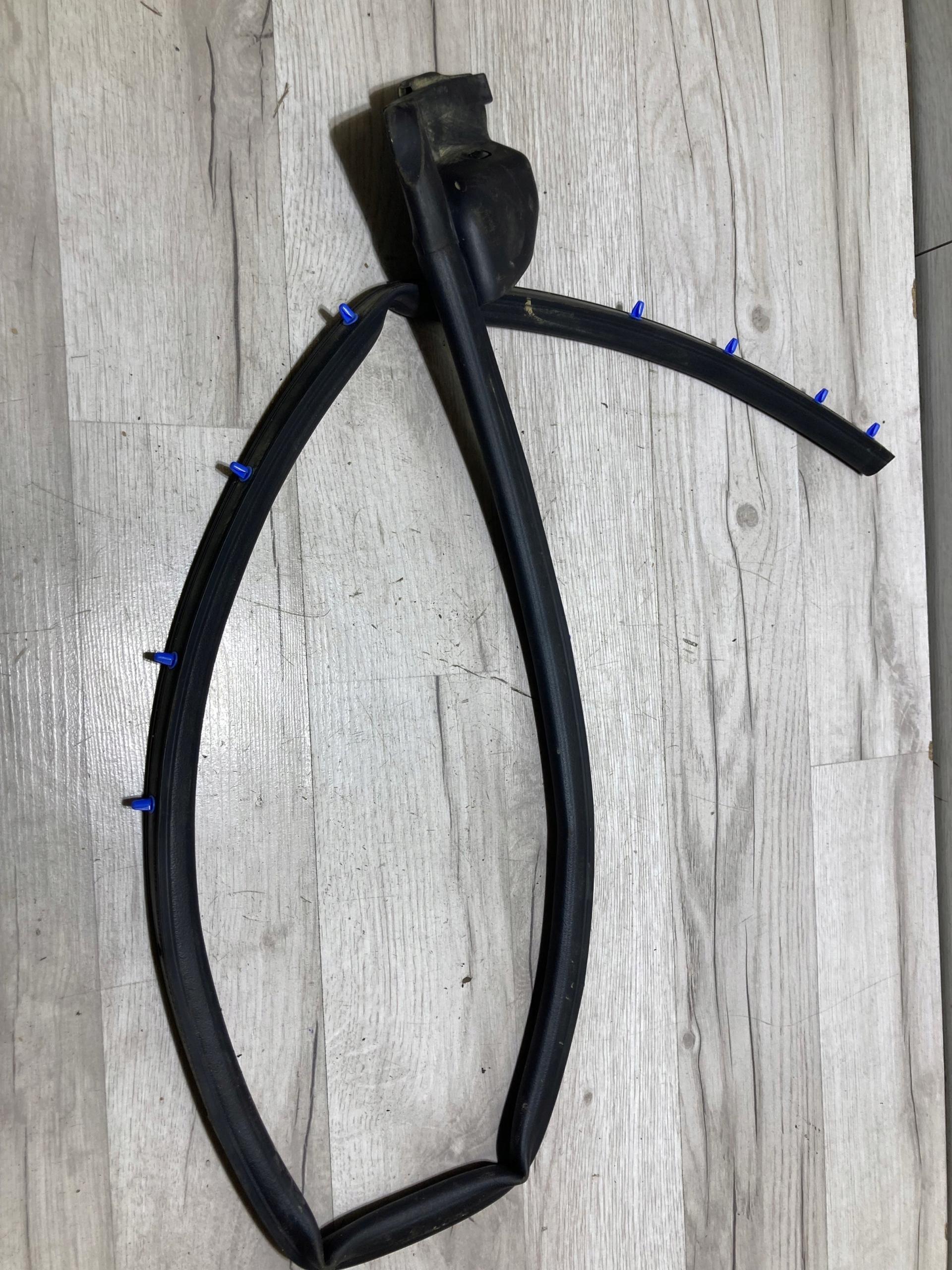 9820835980 - Ущільнювач двері правий t Citroen DS3 Crossback 20R.