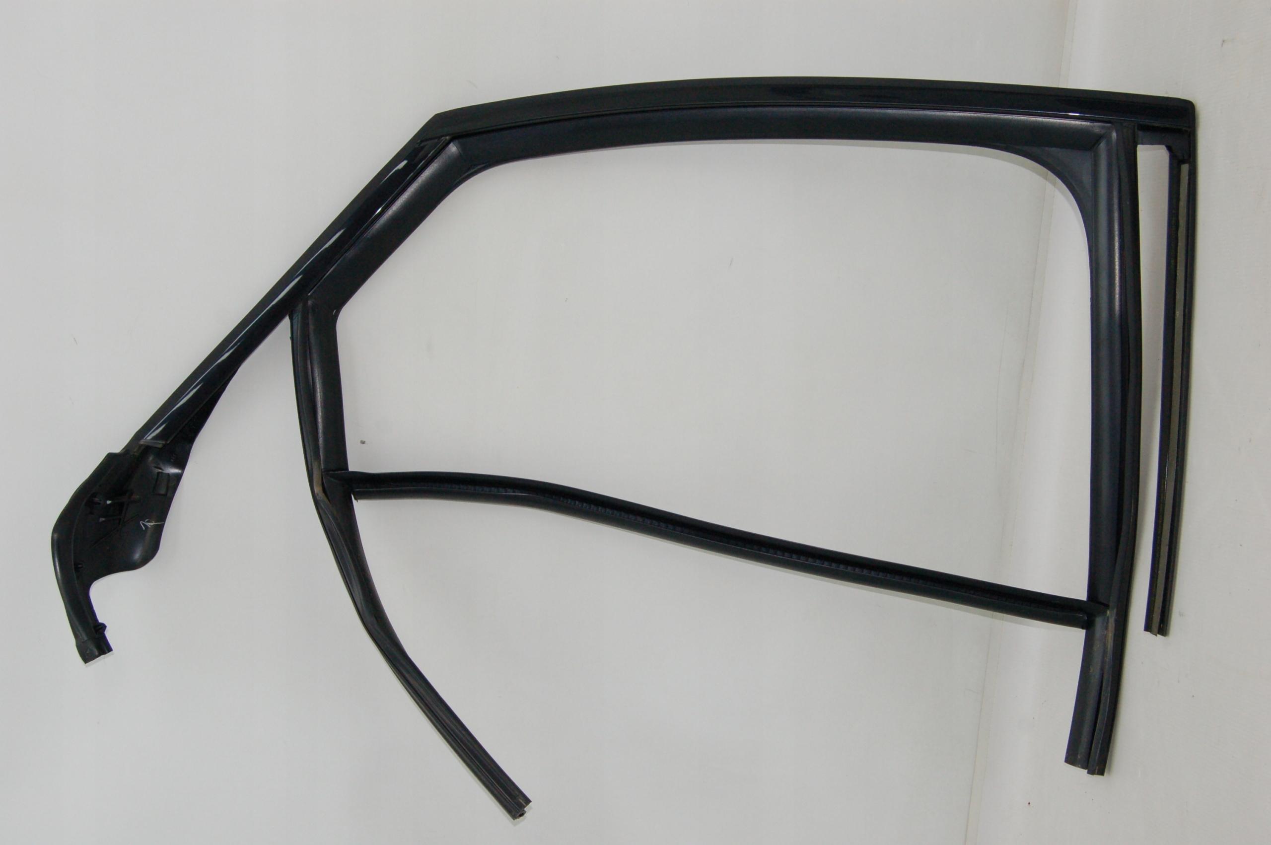 Уплотнитель двери правый задний Audi A8 4h0839432