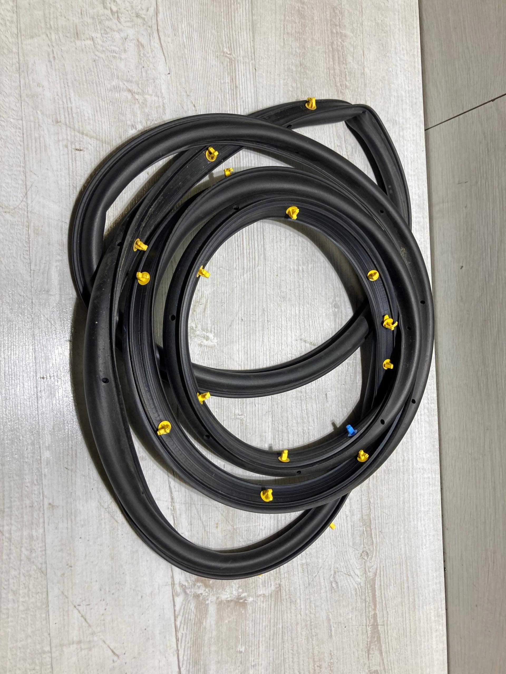 Lj6b-s29530 - Ущільнювач двері правий задній Ford Kuga mk3 21R.