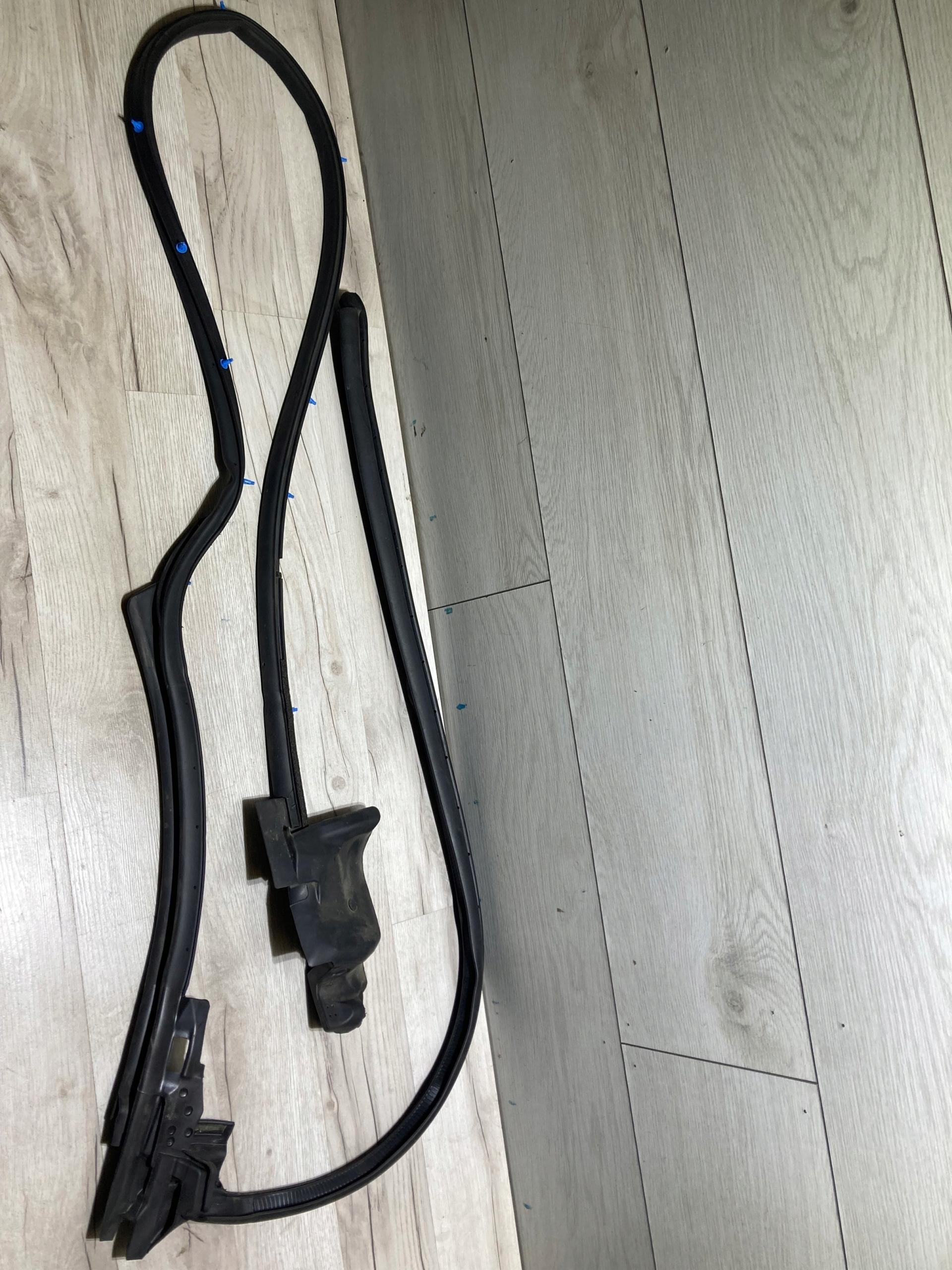 630a-q04r62 - Ущільнювач дверей правий задній Toyota Hilux VIII 21R