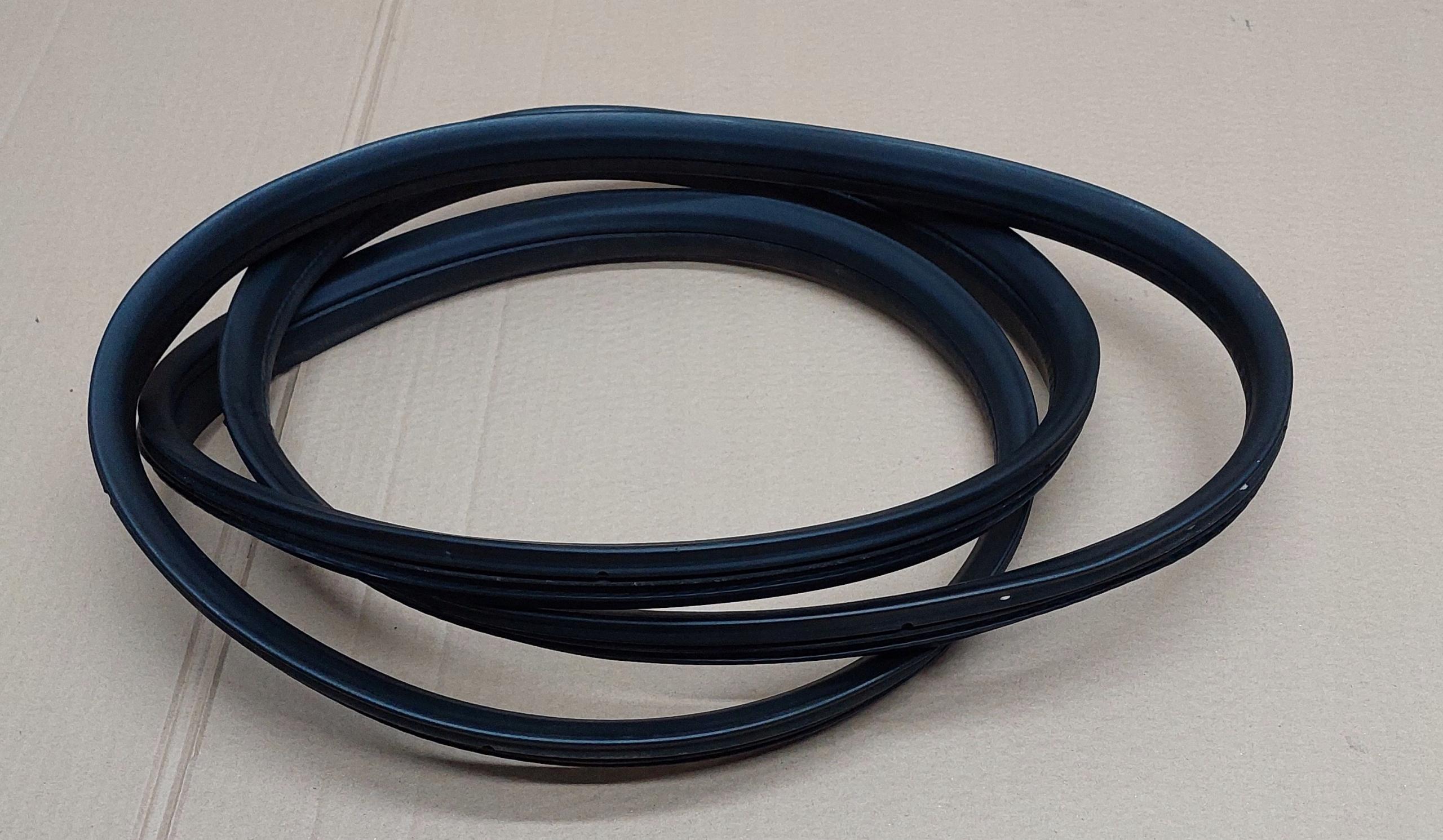 Уплотнение передней правой двери Citroen C1 5D