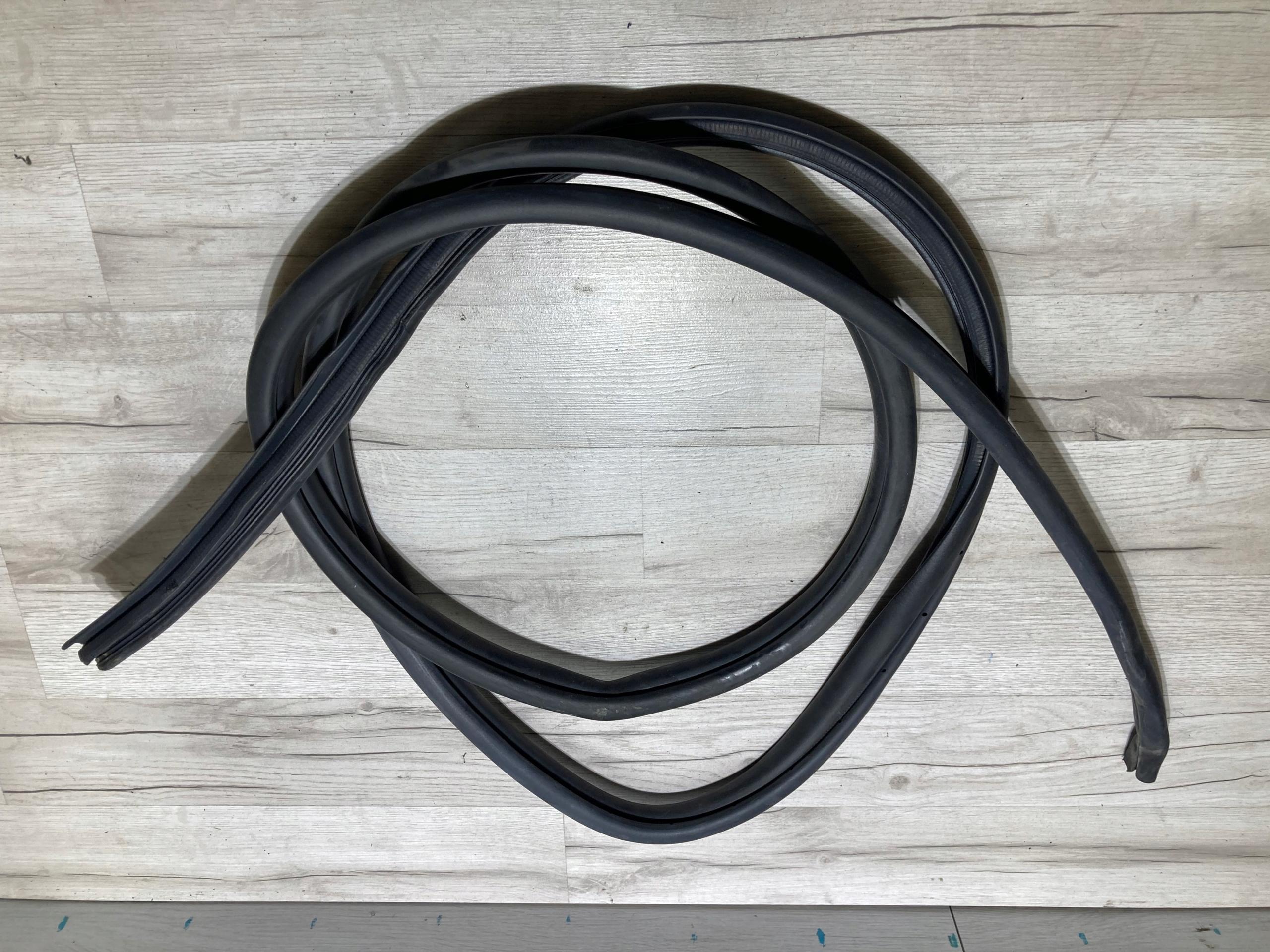 27080 - Ущільнювач двері rant права Toyota Hilux VIII 21R