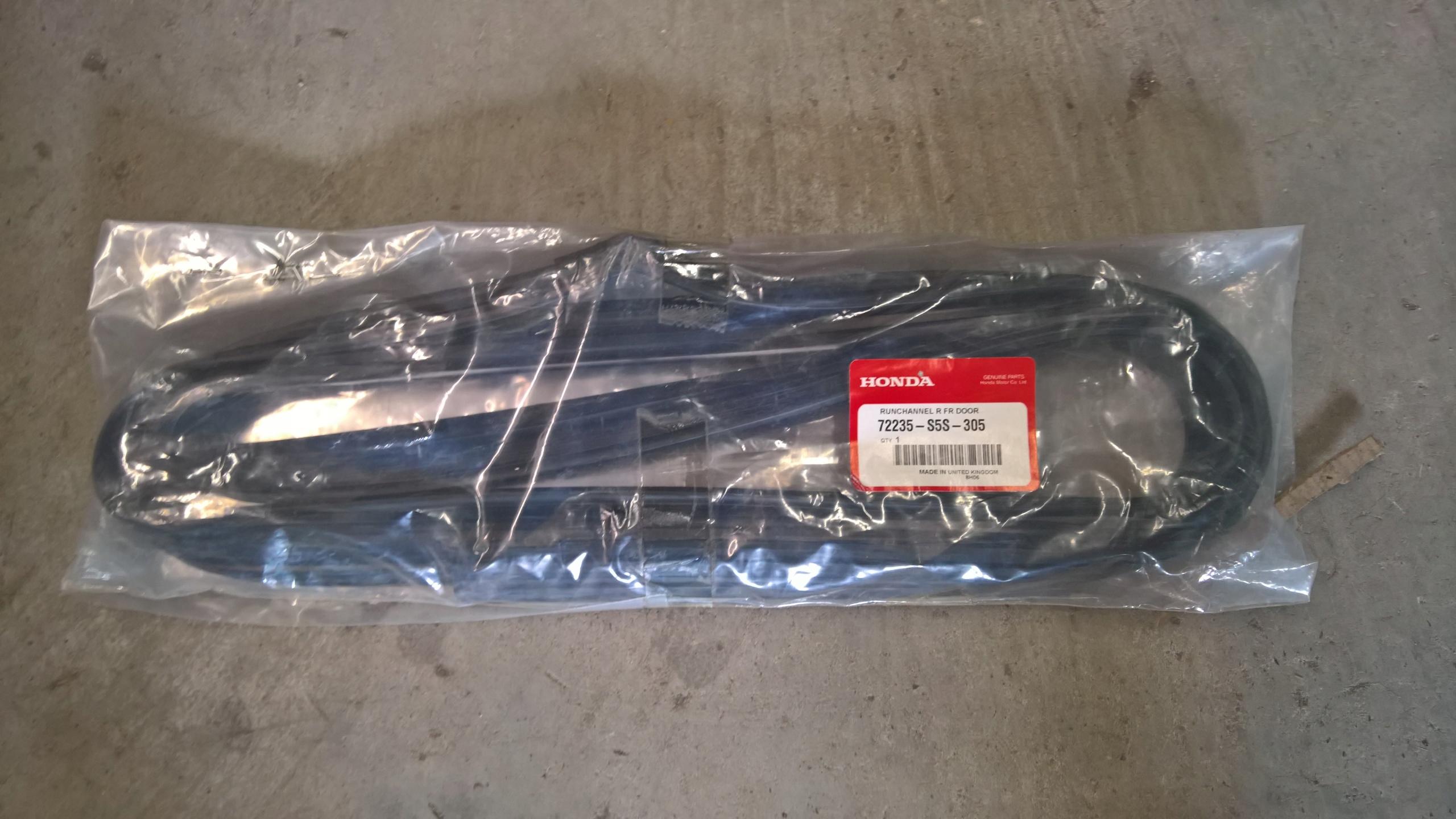 72235-S5S-305 - Уплотнение двери стекла Honda Civic VII 3D справа 01-