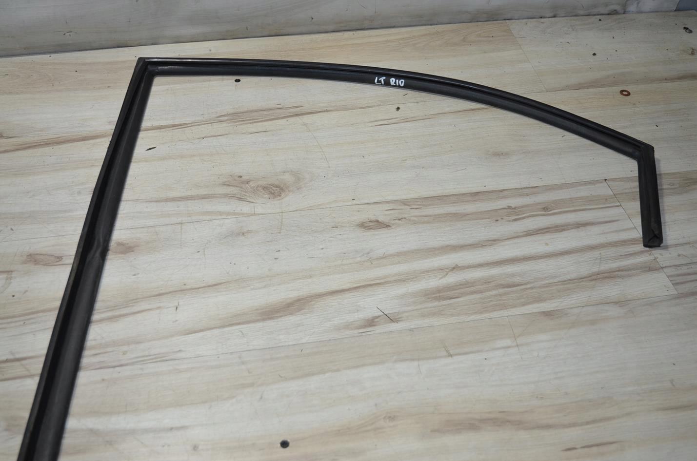 11969891592 - Ущільнювач скла двері лівий задній Kia Rio III 2013