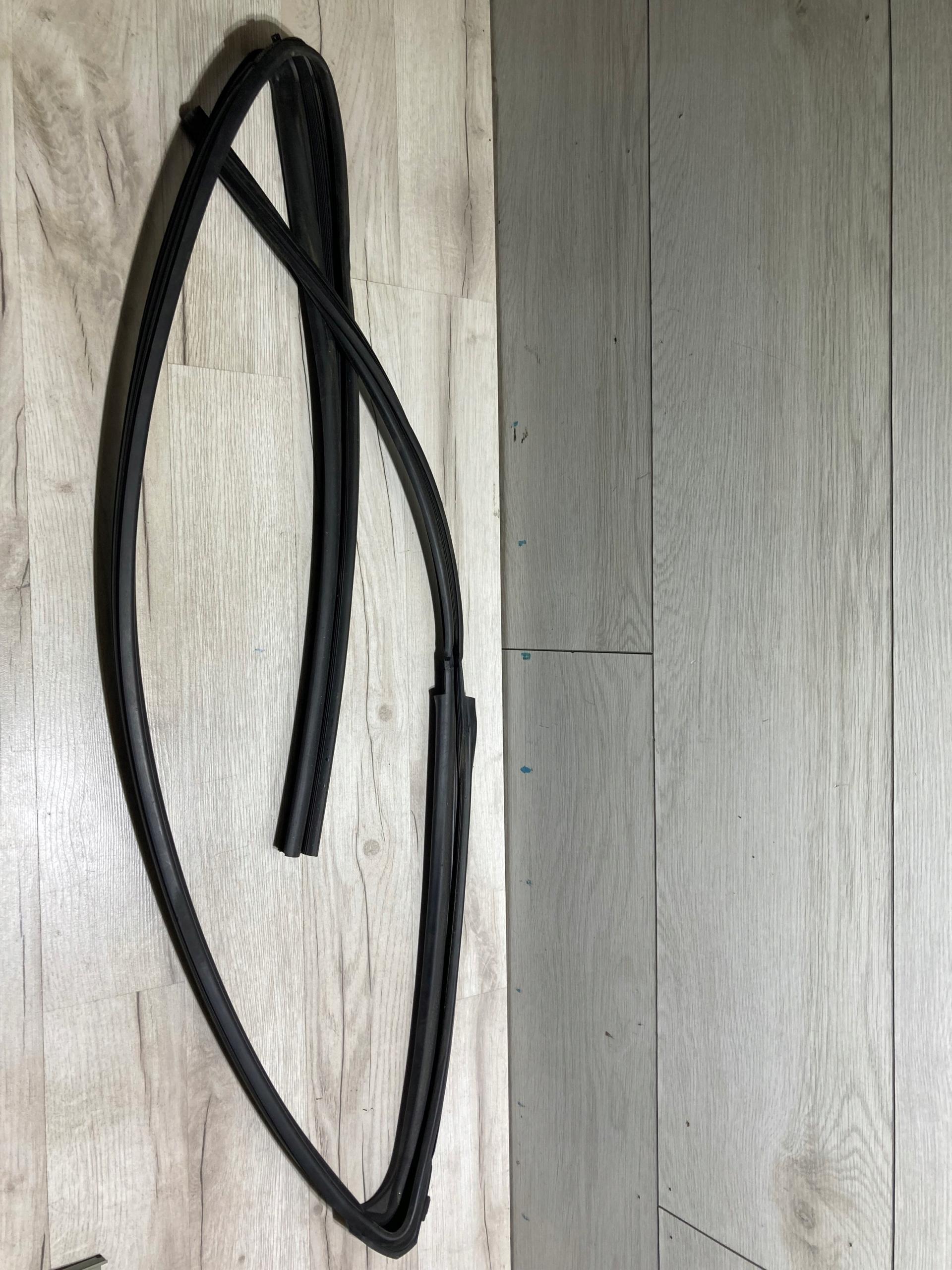 68141-0k110b - Прокладка стеклоподъемника передняя правая Toyota Hilux VIII 21R