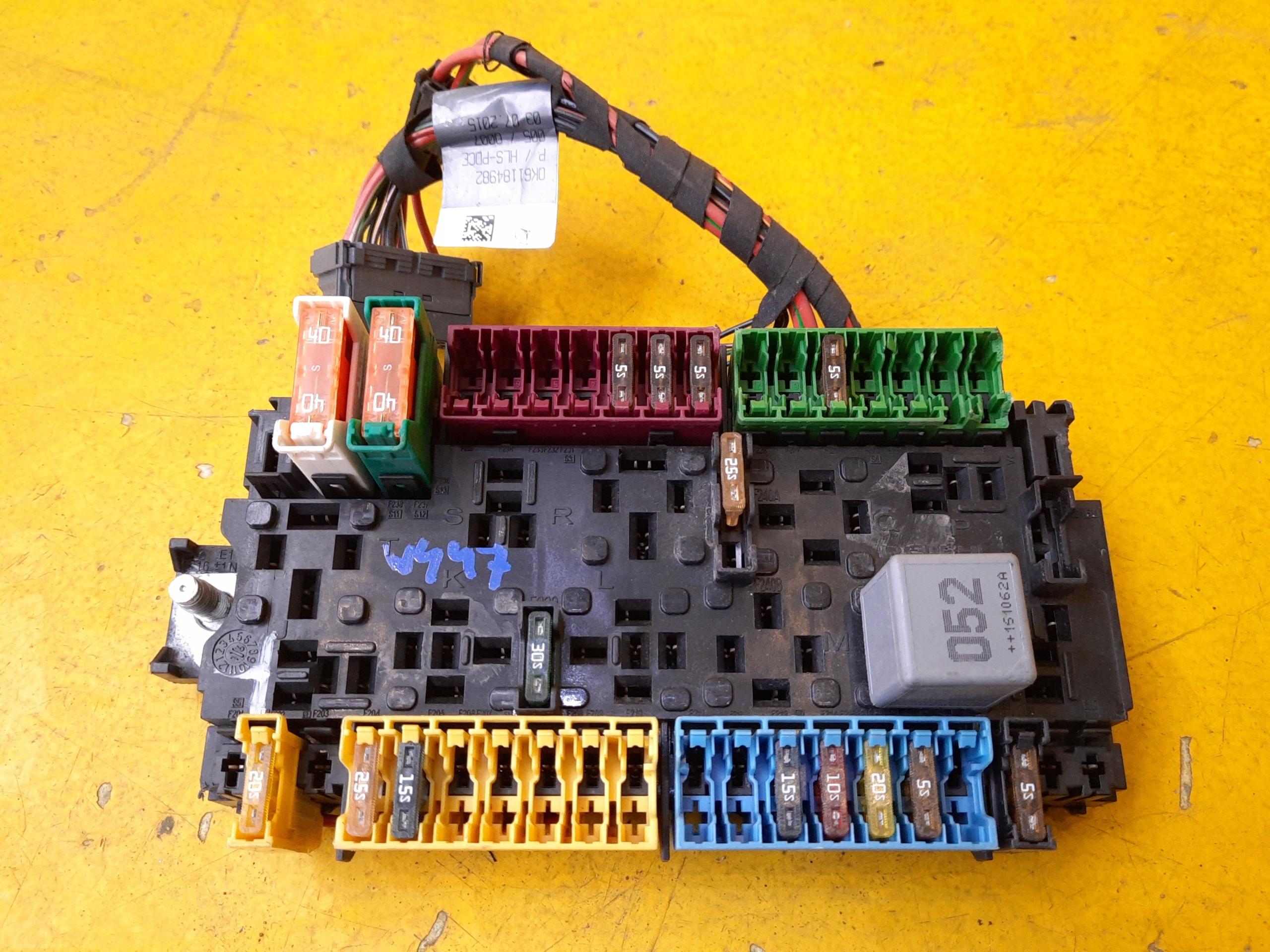 VITO V W447 блок предохранителей A2469067100