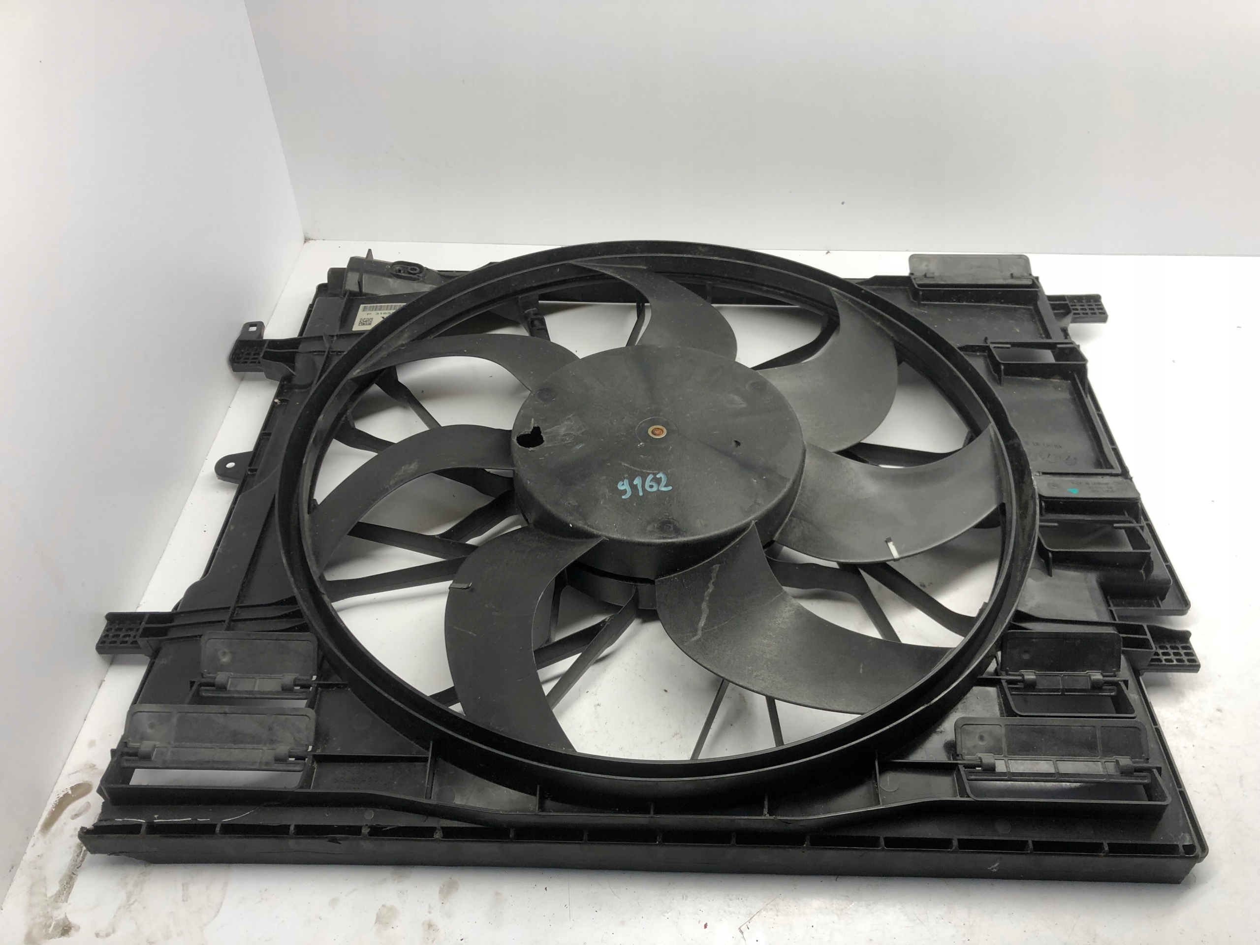 VOLVO S60 III вентилятор радиатора 31657360