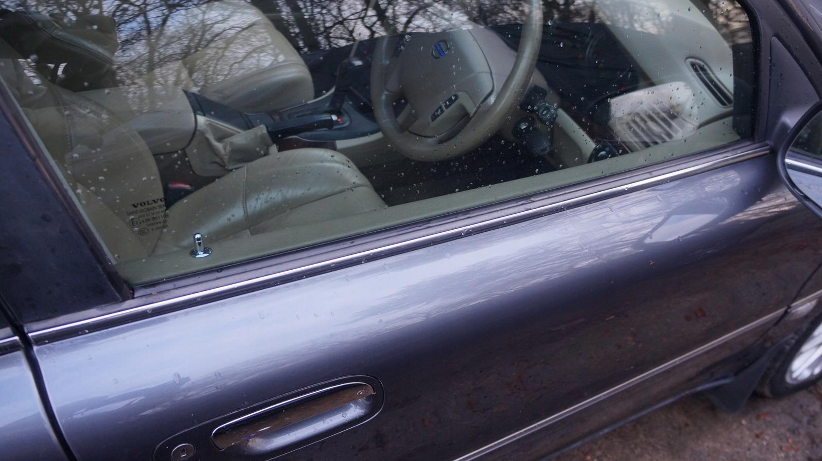 VOLVO S80 и хромированная накладка передняя правая