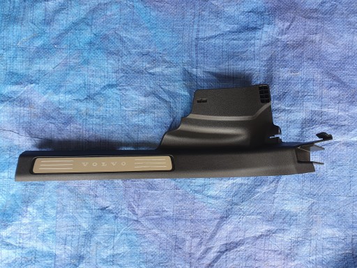 39841675 - VOLVO S90 ПЛАСТИКОВА НАКЛАДКА РАМИ ЛІВА ЗАДНЯ ДОВГА США