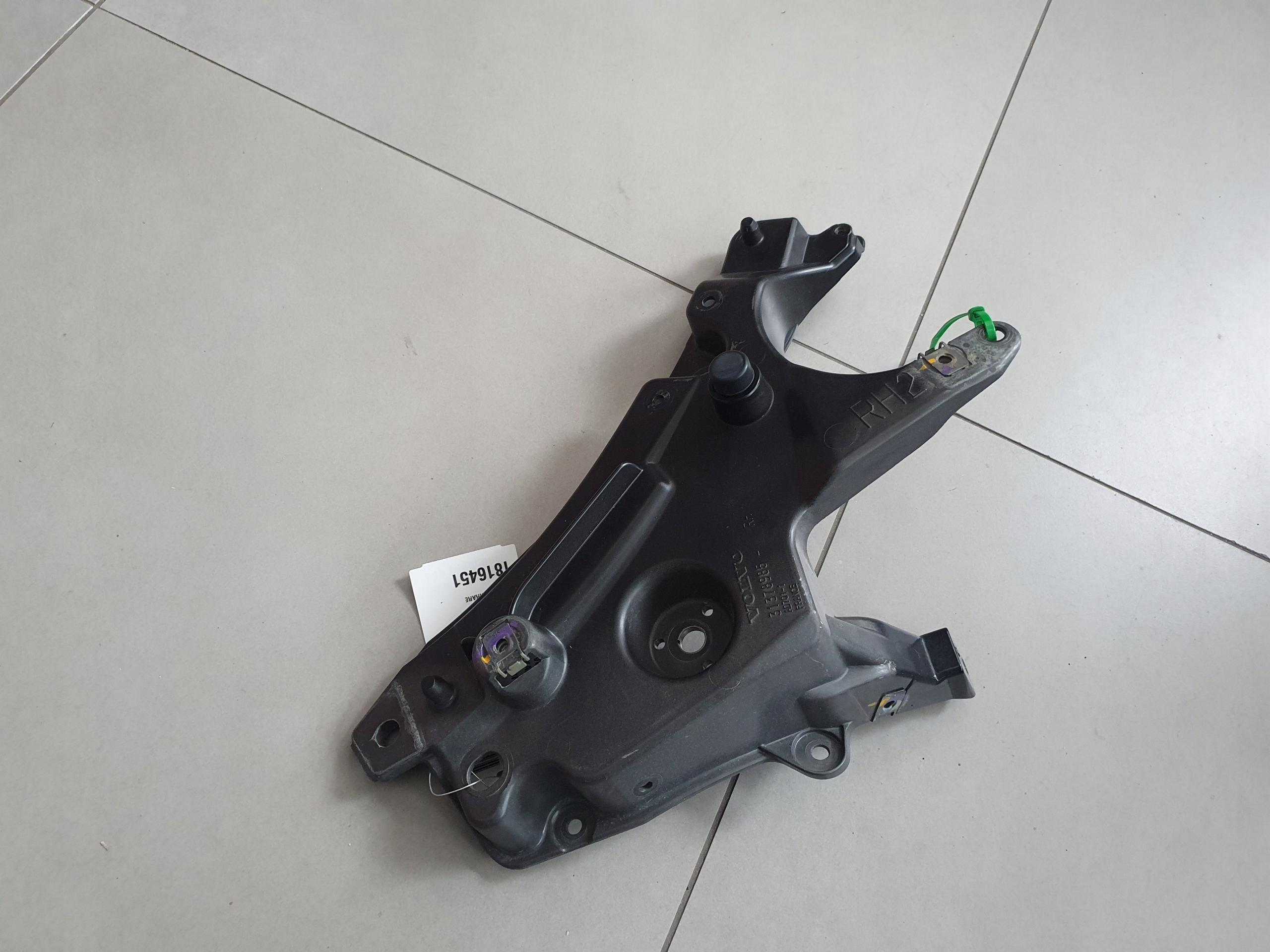 31378985 - VOLVO S90 V90 кріплення кронштейн крила правий