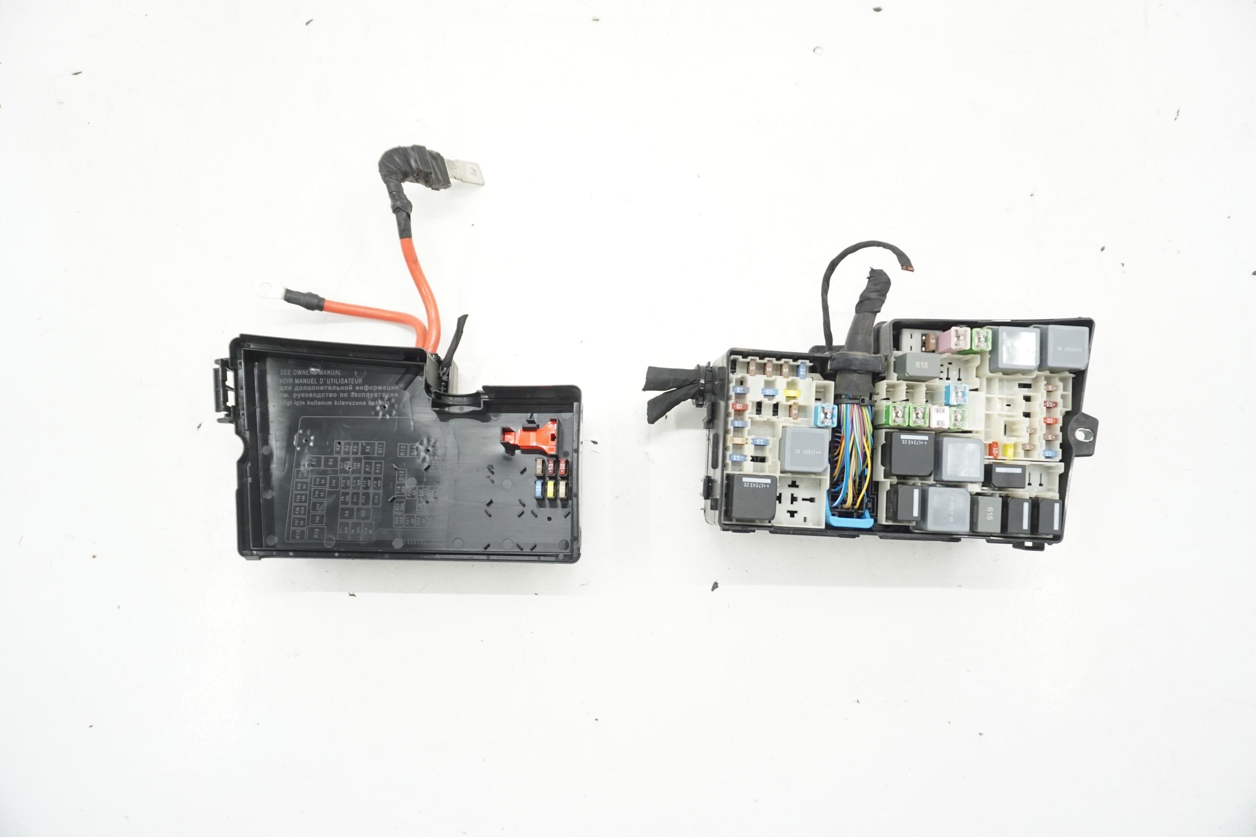 VOLVO V40 II блок предохранителей AV6T-14A067-AD