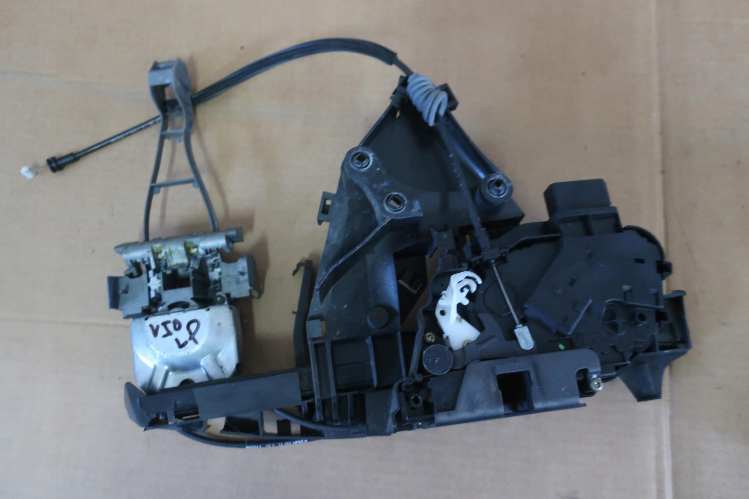 VOLVO V50 04-07R замок двери левый передний Европа