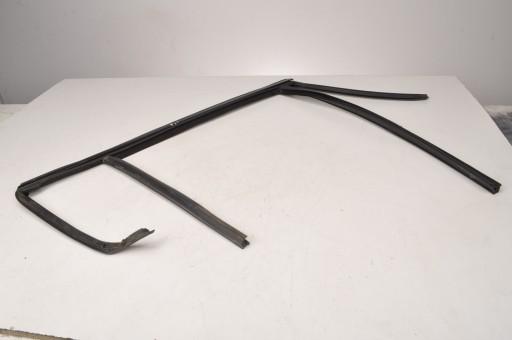 VOLVO V60 CC ущільнювач двері задній правий чорний