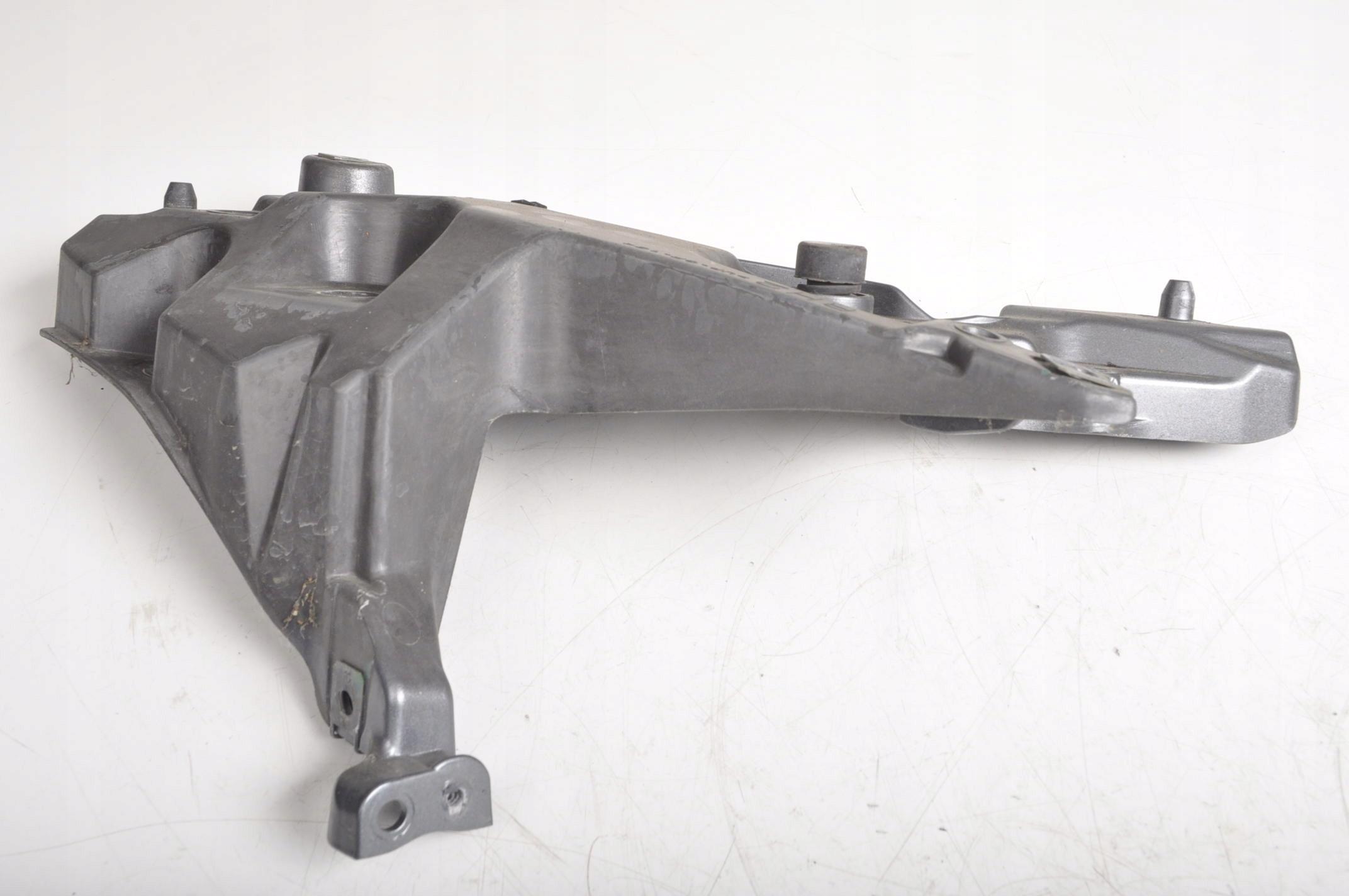 VOLVO V60 II кріплення крила праве 31468232