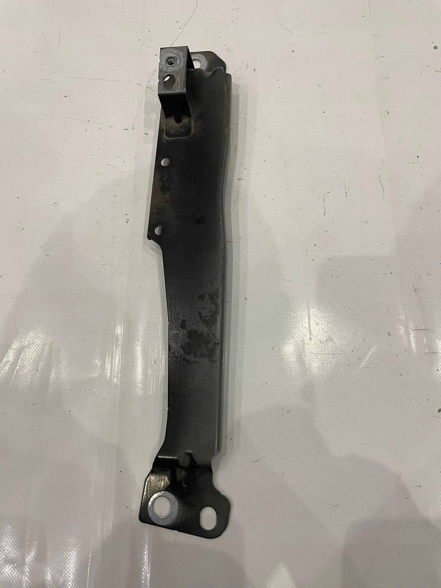 31468233 - VOLVO V60 S60 крепление кронштейн крыла левый