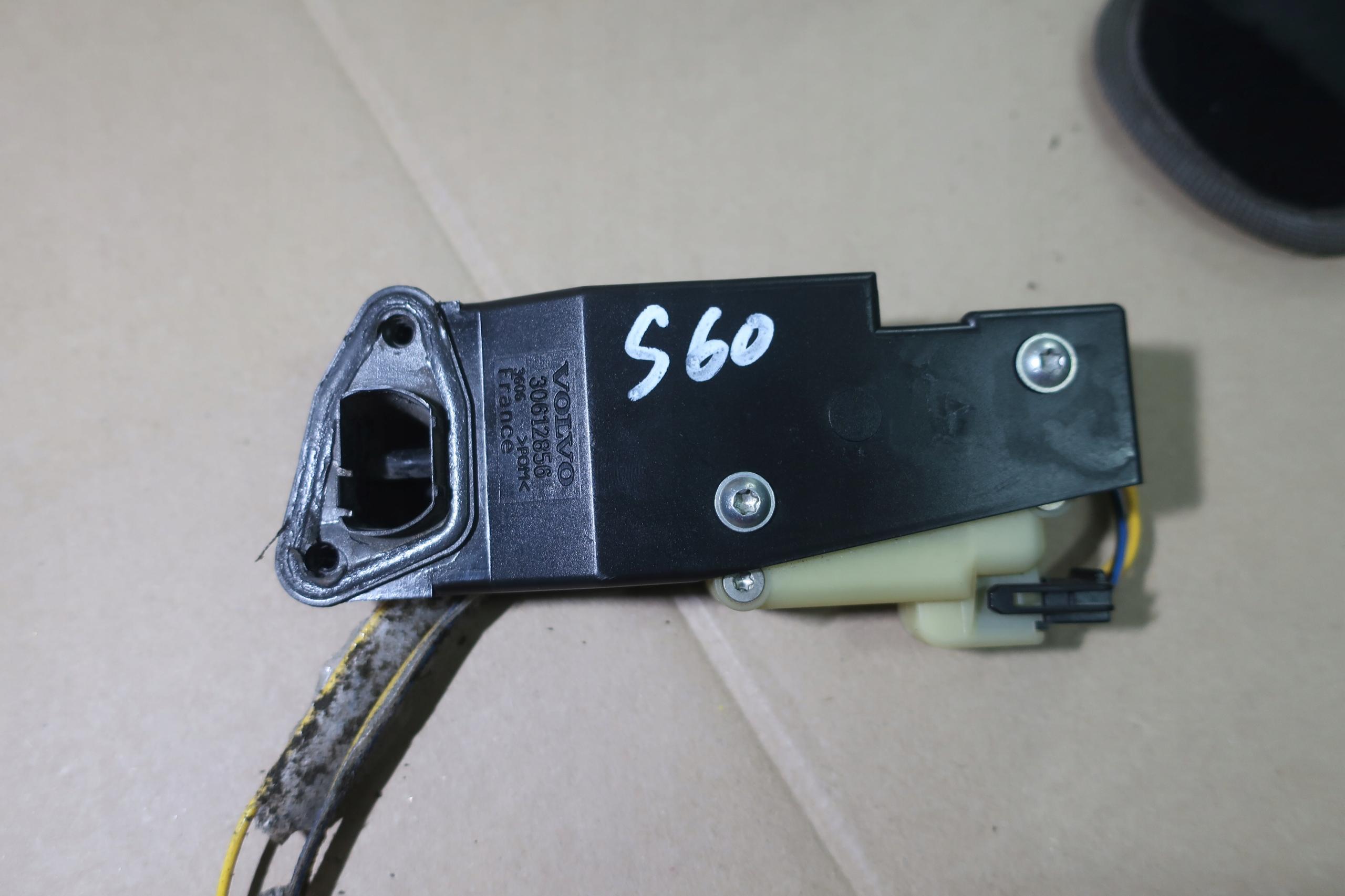 30612856 - VOLVO V70 II S60 XC70 привод крышки топливного бака