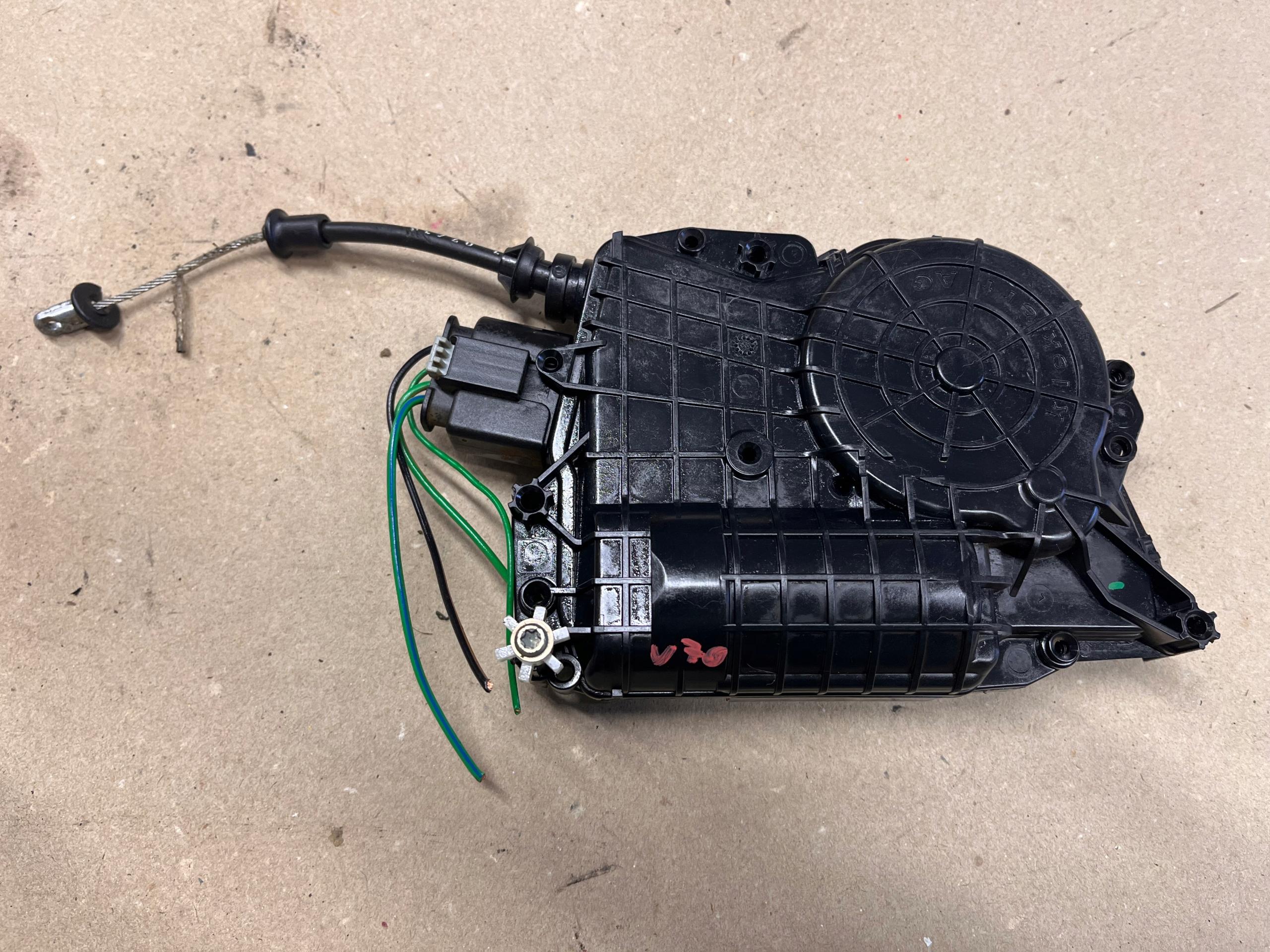 VOLVO V70 привод задней двери 4180812000