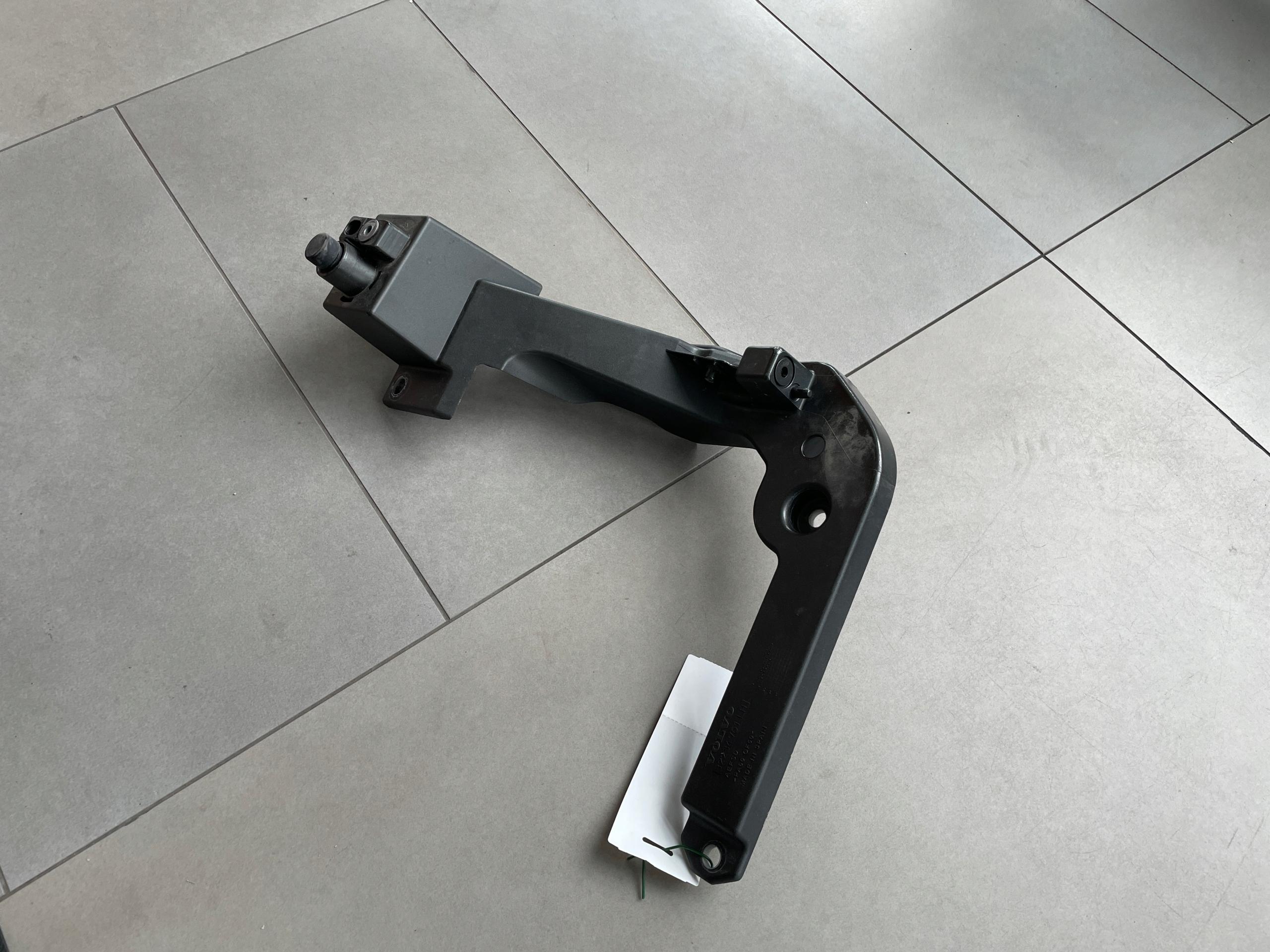 32234761 32318691 - VOLVO XC40 крепление кронштейн крыла левый