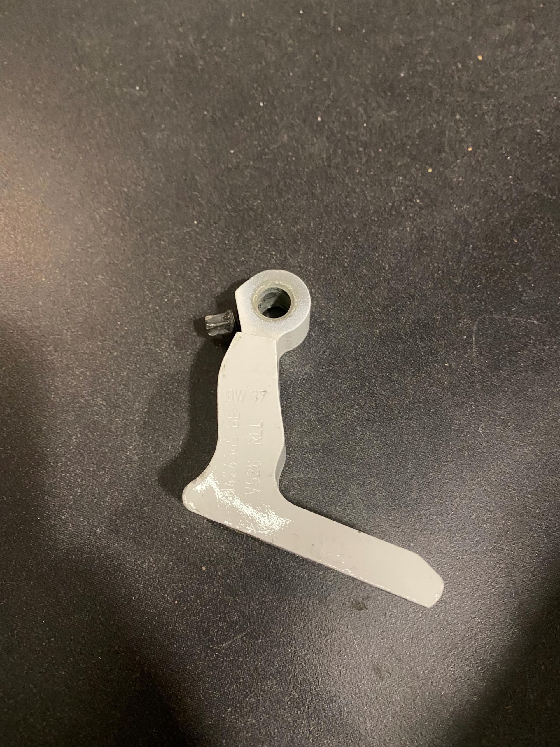 31424589 - VOLVO XC60 II 2018 дверная петля левая передняя