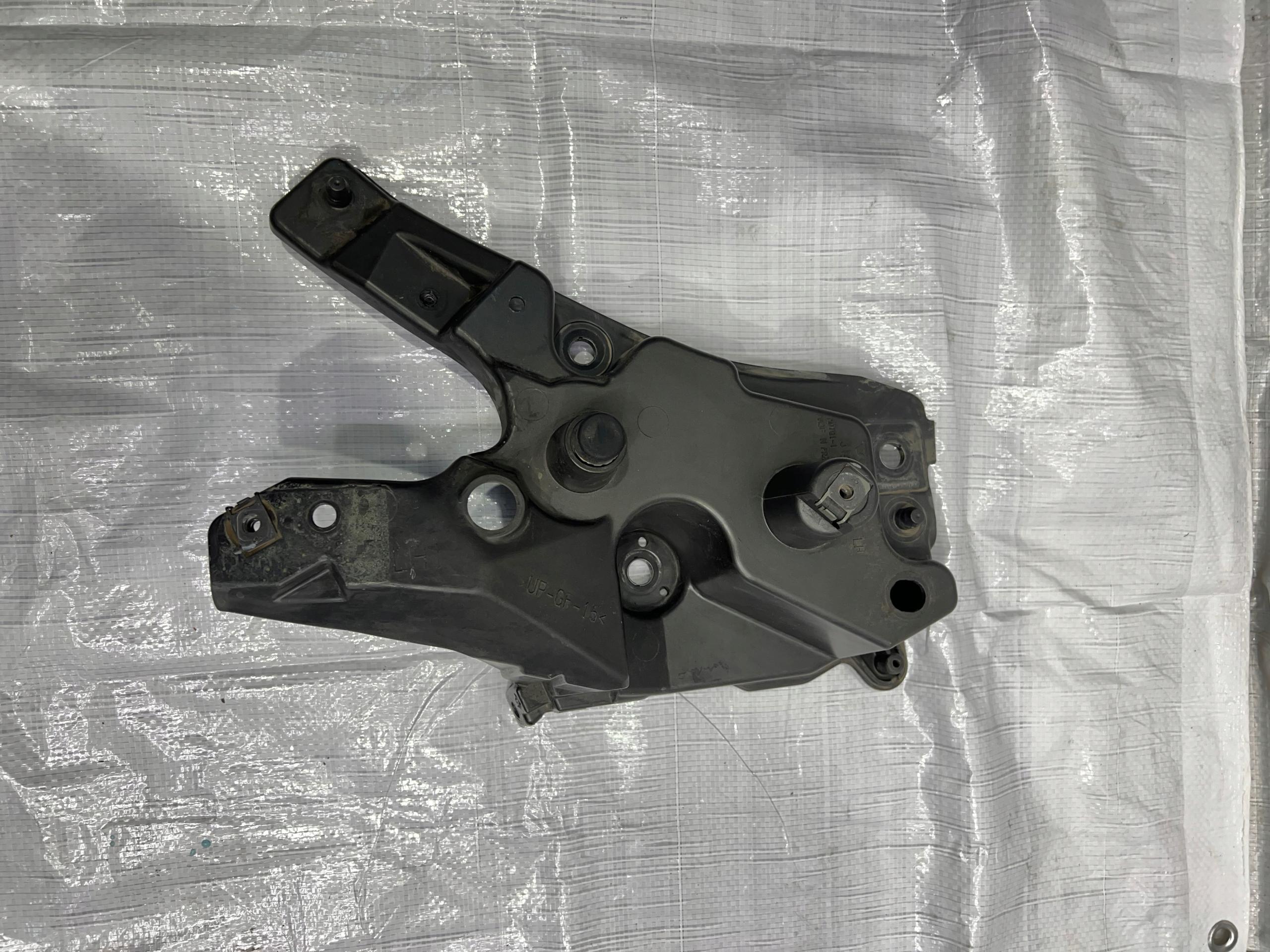 Volvo XC60 II B4 крепление крыла левое 31424578