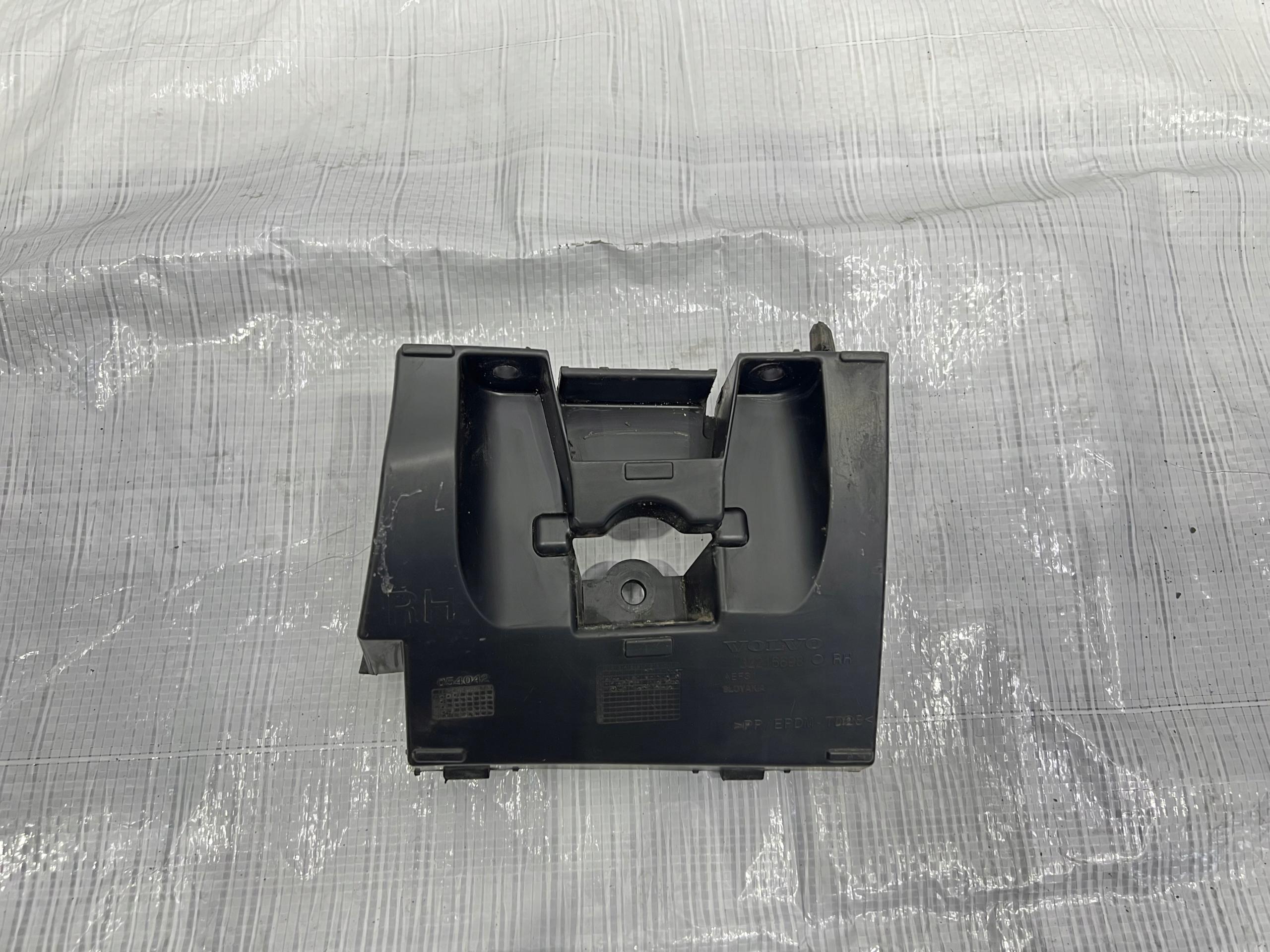 VOLVO XC60 II B4 брызговик правый 32216698