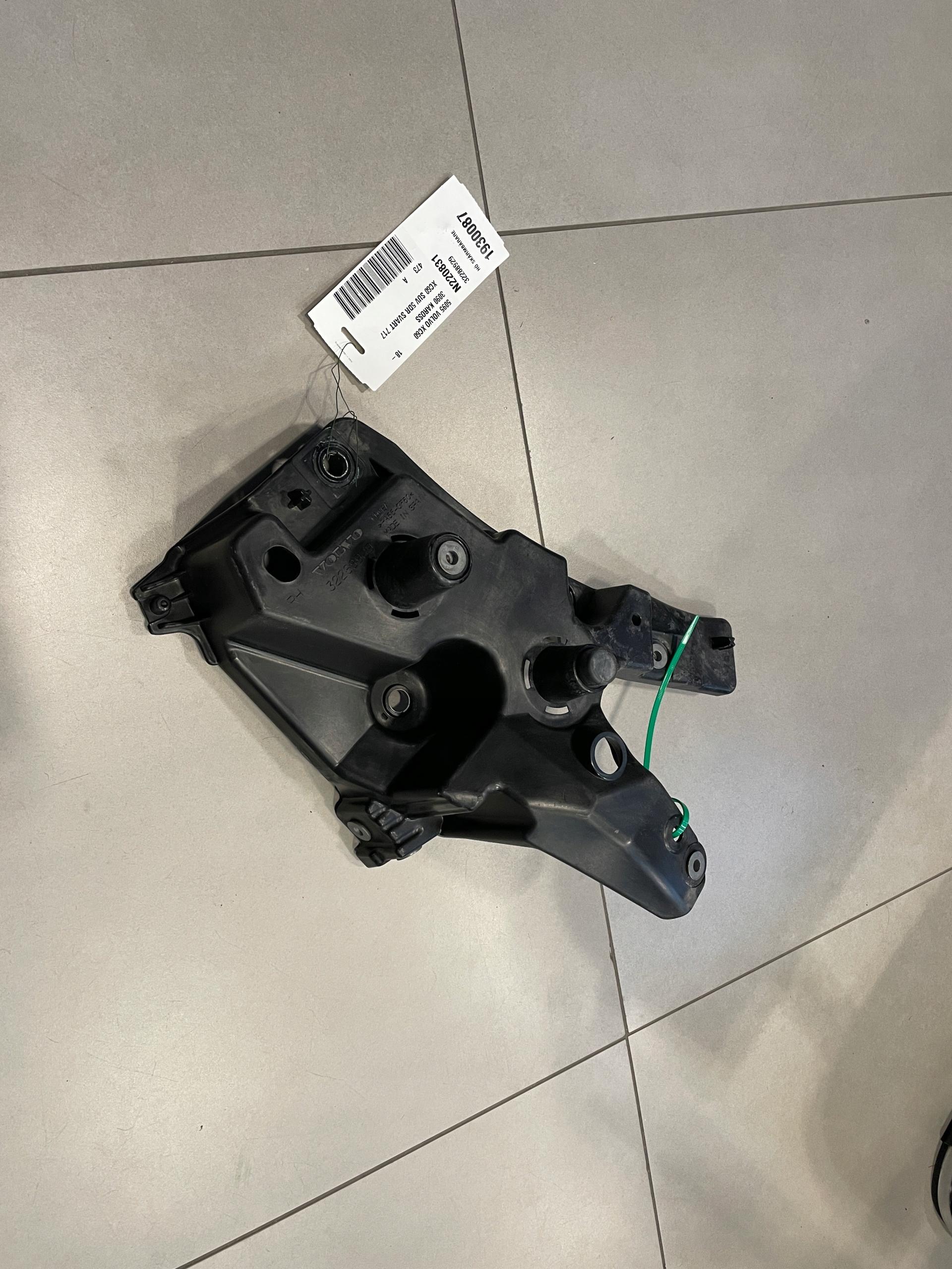 32288929 - VOLVO XC60 II кріплення Fender Lift праворуч