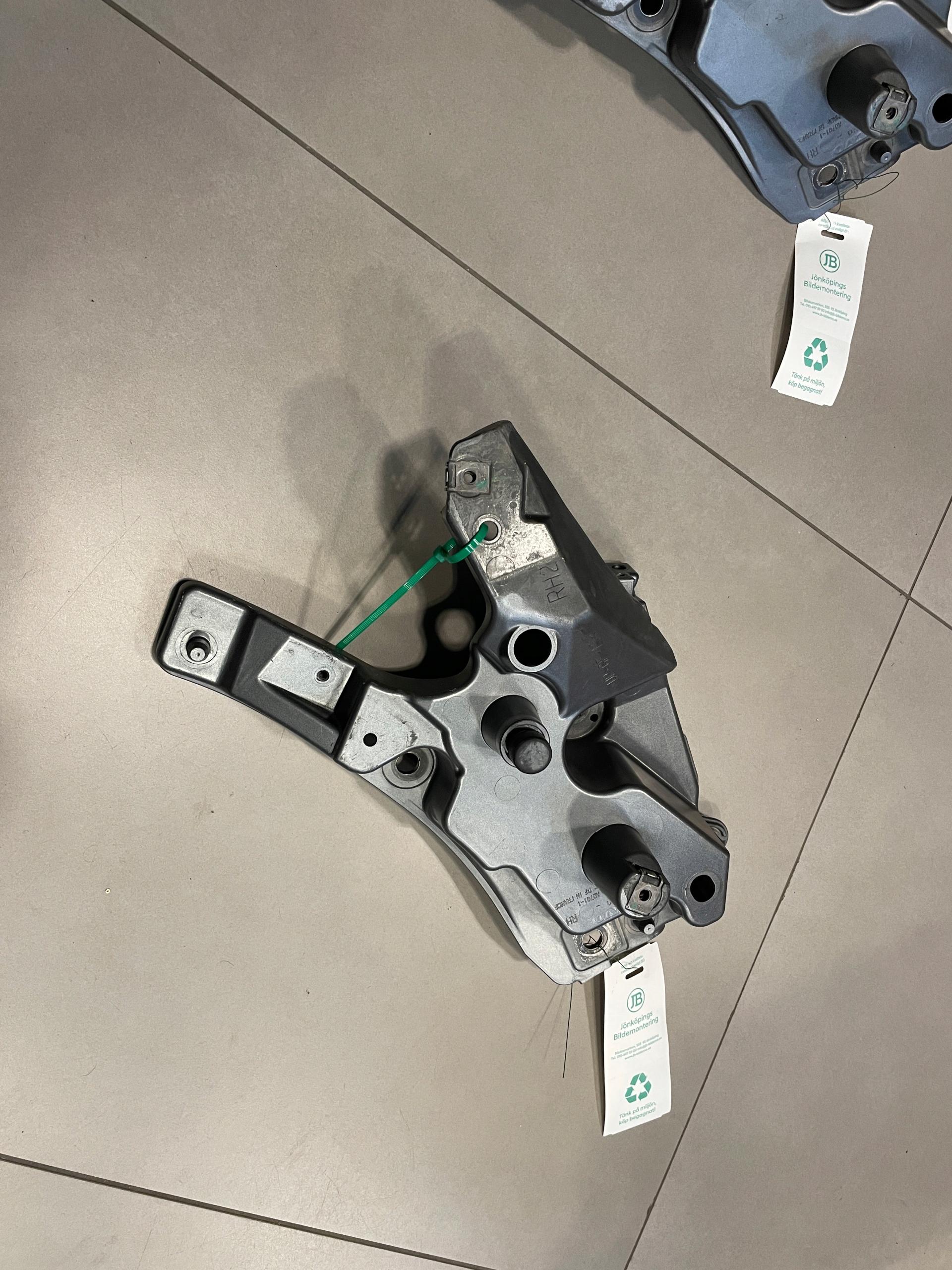 31424579 - VOLVO XC60 II крепление кронштейн крыла правый