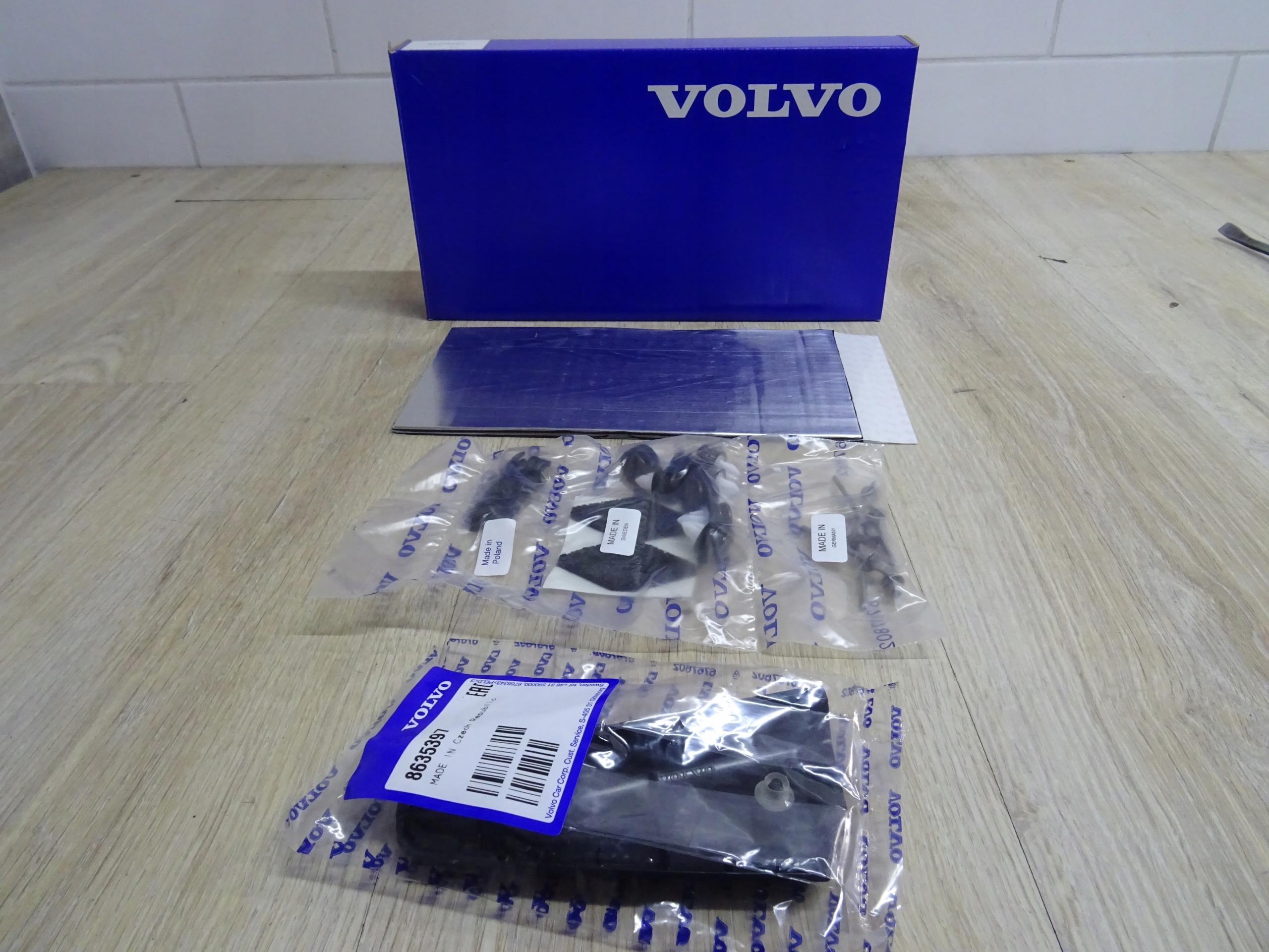 863 5397 - VOLVO XC60 задний правый треугольник двери 8635397