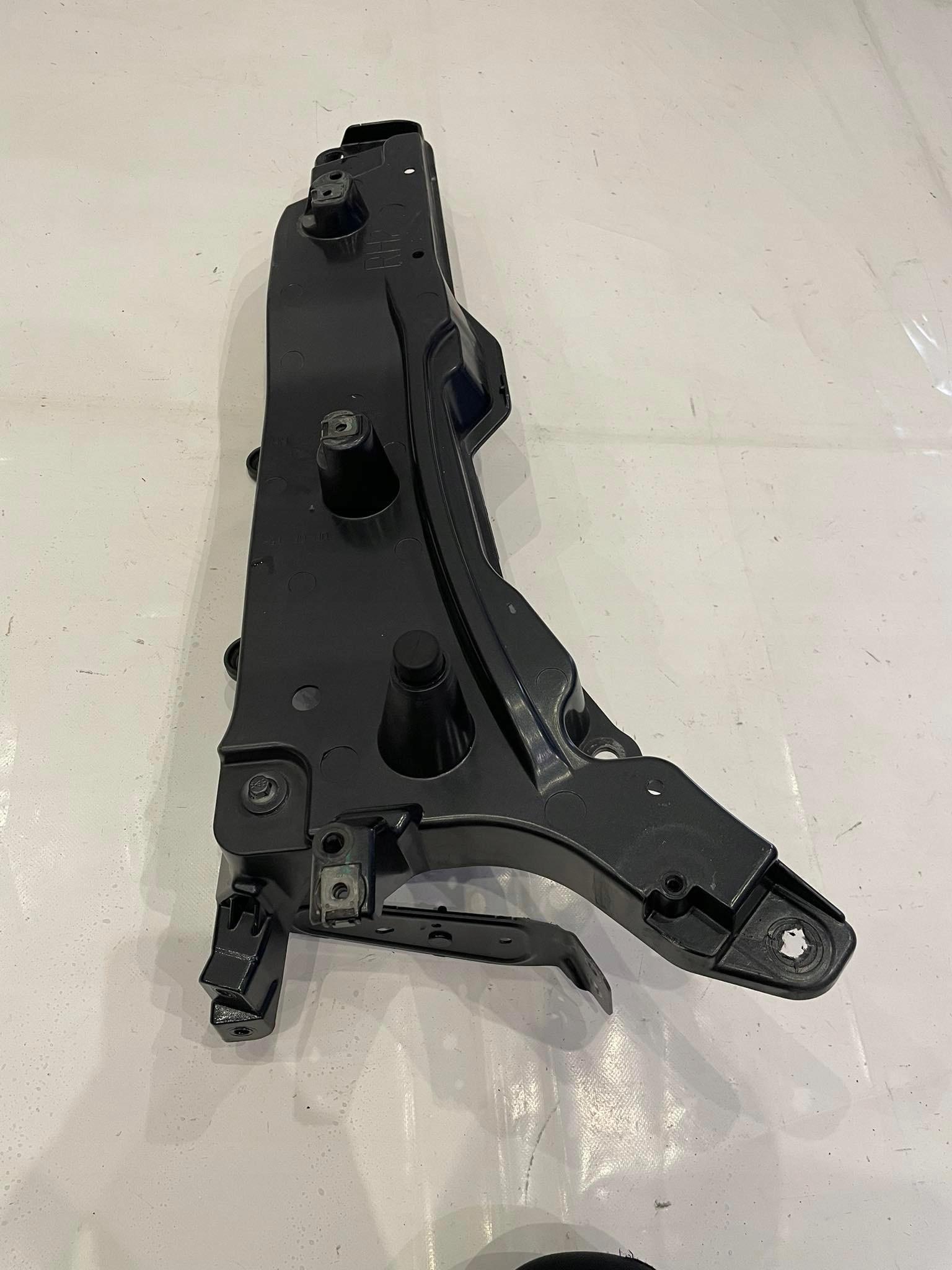 31391778 - VOLVO XC90 II КРЕПЛЕНИЕ КРОНШТЕЙН КРЫЛА ПРАВОЕ