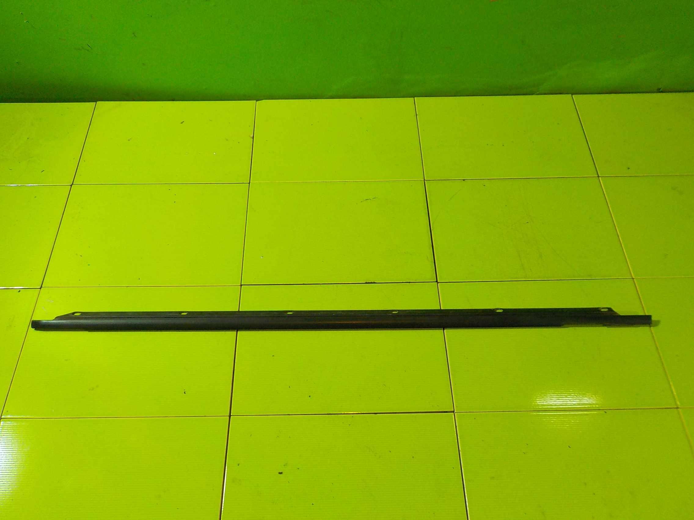 VW GOLF PLUS обшивка дверей ліва передня