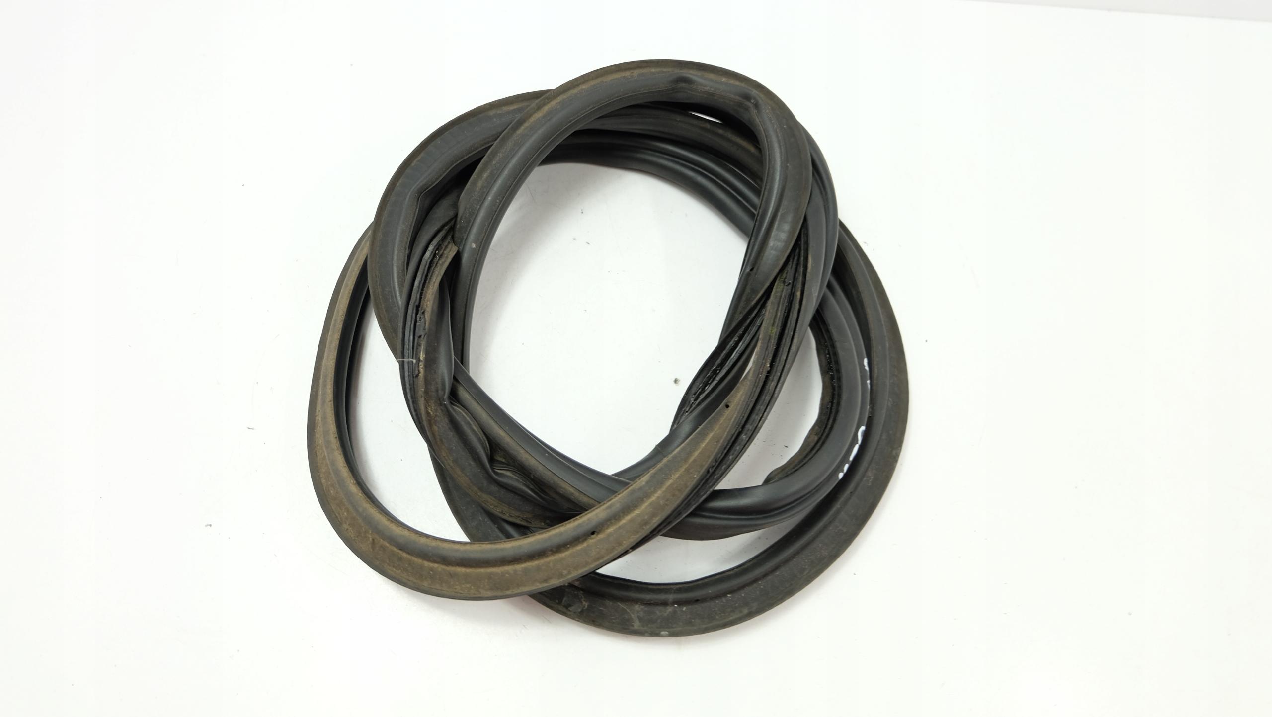 VW GOLF V ПРОКЛАДКА КРЫШКИ БАГАЖНИКА