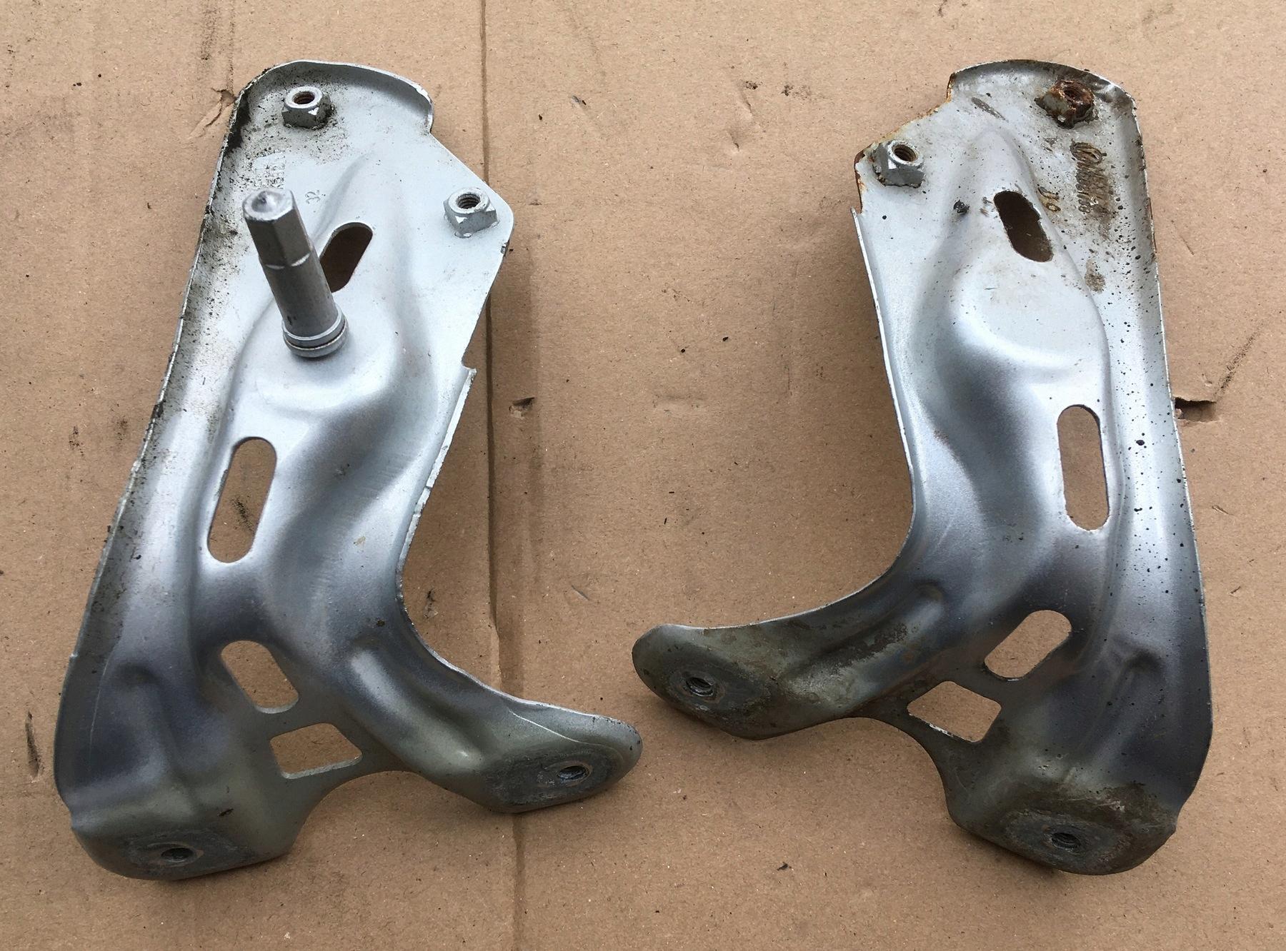 1K5821135 1K5821136 - VW Golf Jetta опора крыла правая левая оригинал