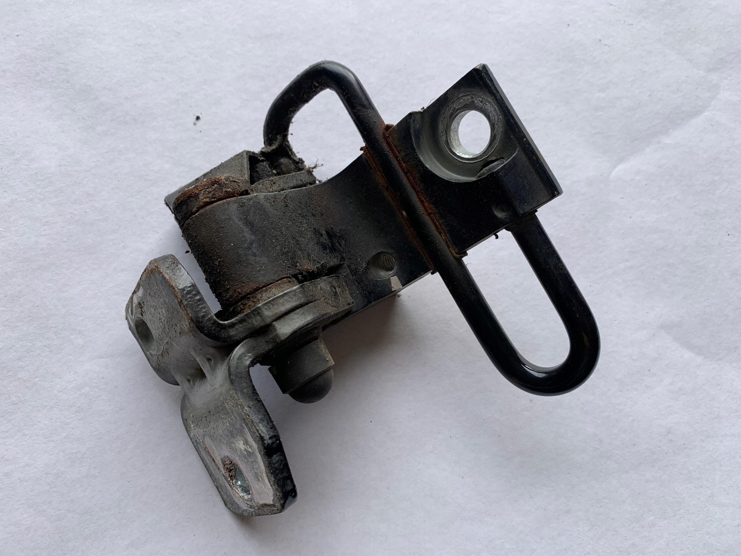 VW PASSAT B6 дверная петля левая передняя нижняя