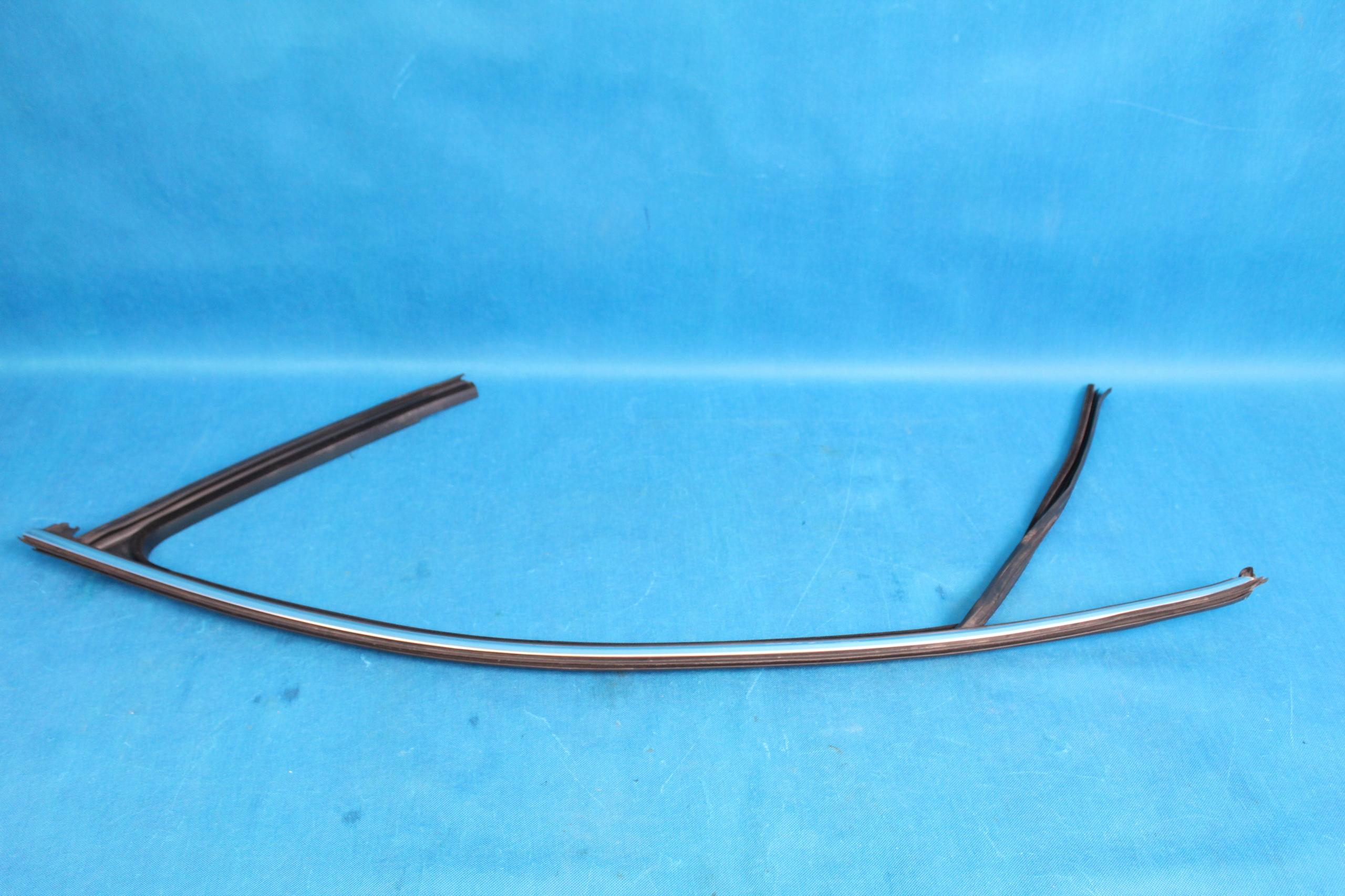 3G0837431AA - VW PASSAT B8 21R универсал уплотнение двери верхнее левое